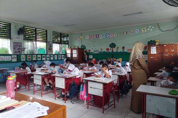 Siswa Sisi Lagi melakukan proses pembelajaran