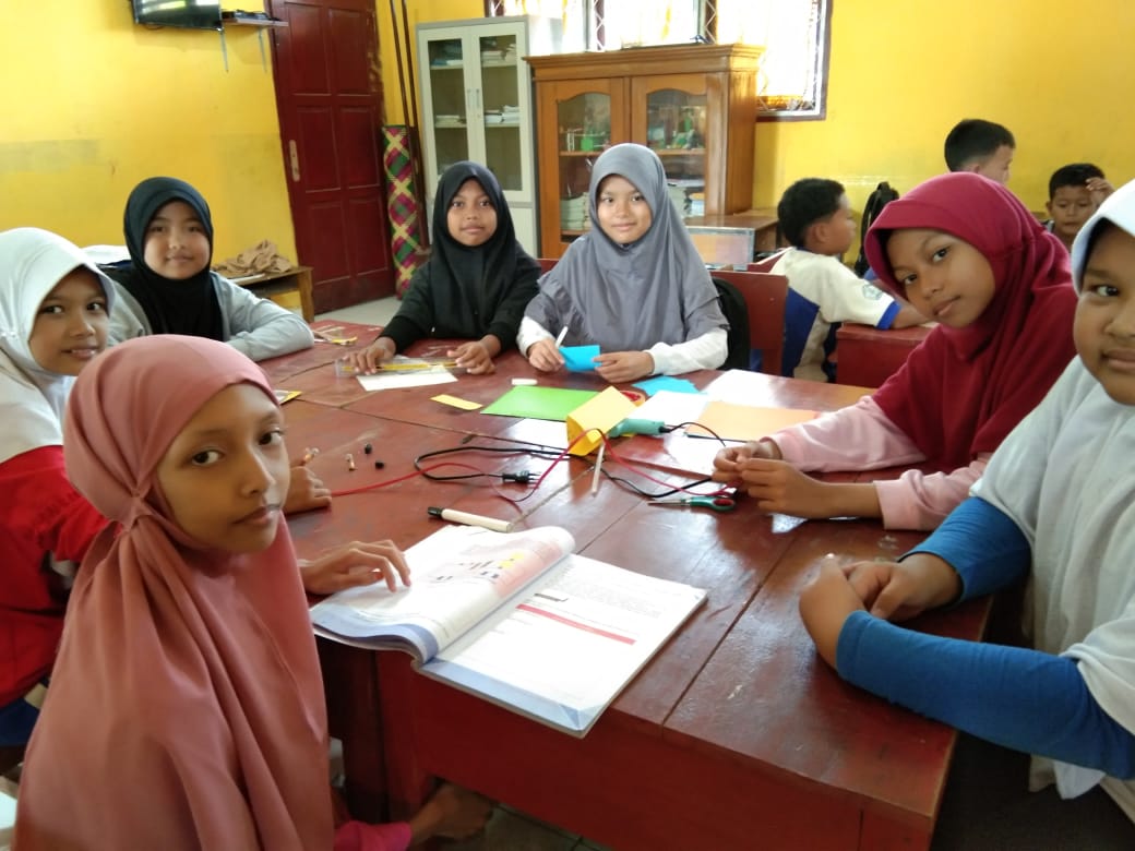 Siswa Berdiskusi Kelompok