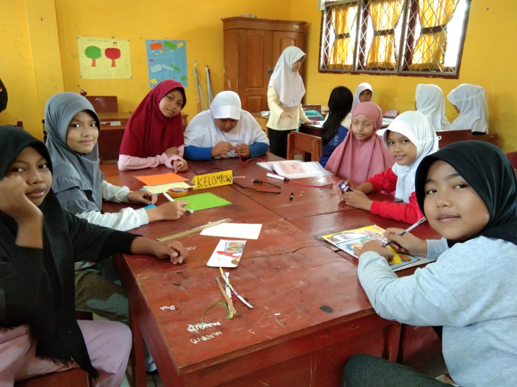 Siswa Berdiskusi Kelompok