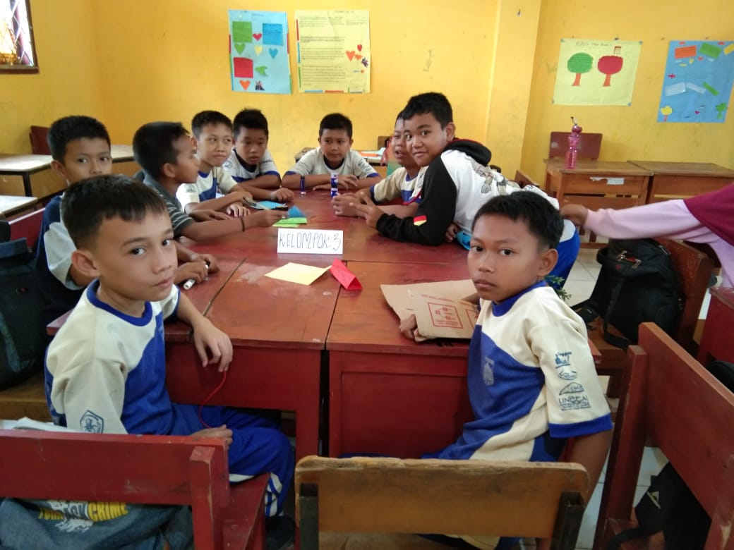 Siswa Berdiskusi Kelompok