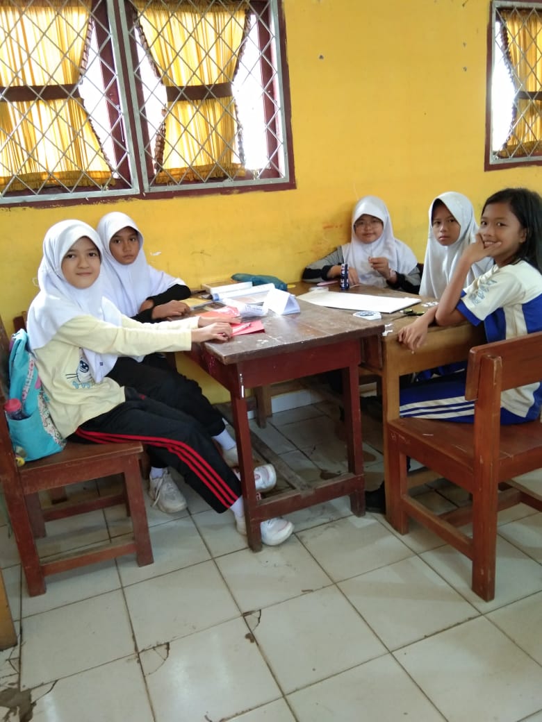 Siswa Berdiskusi Kelompok