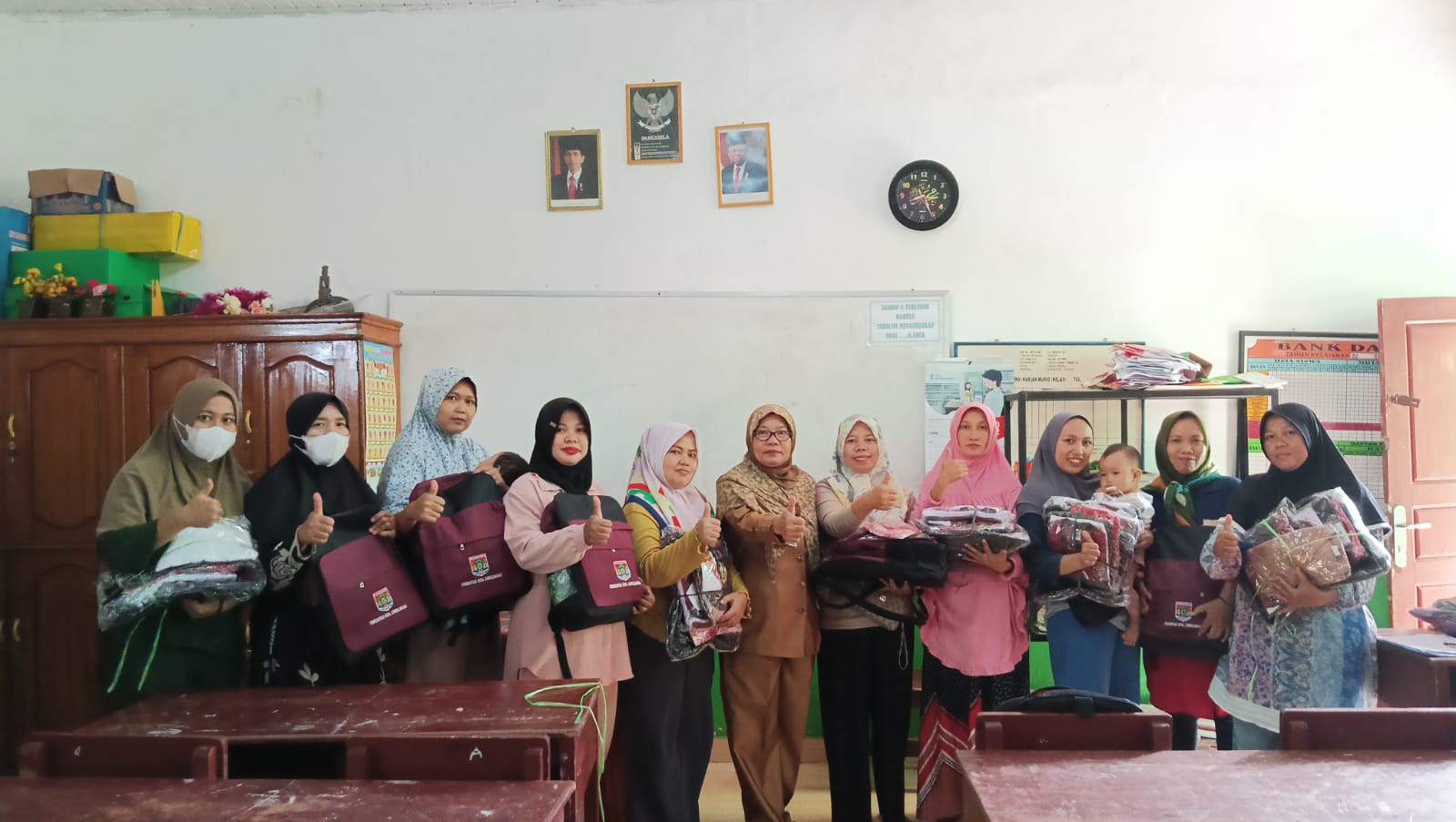 PENYERAHAN BANTUAN SERAGAM GRATIS UNTUK ANAK KELAS 1 TAHUN PELAJARAN 2022/2023