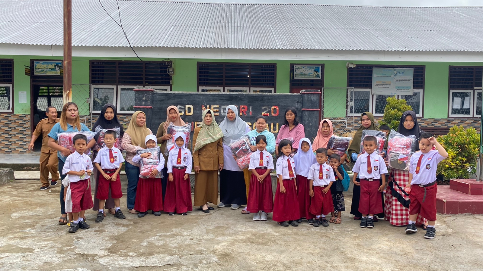 PEMBAGIAN SERAGAM GRATIS PADA TAHUN 2023