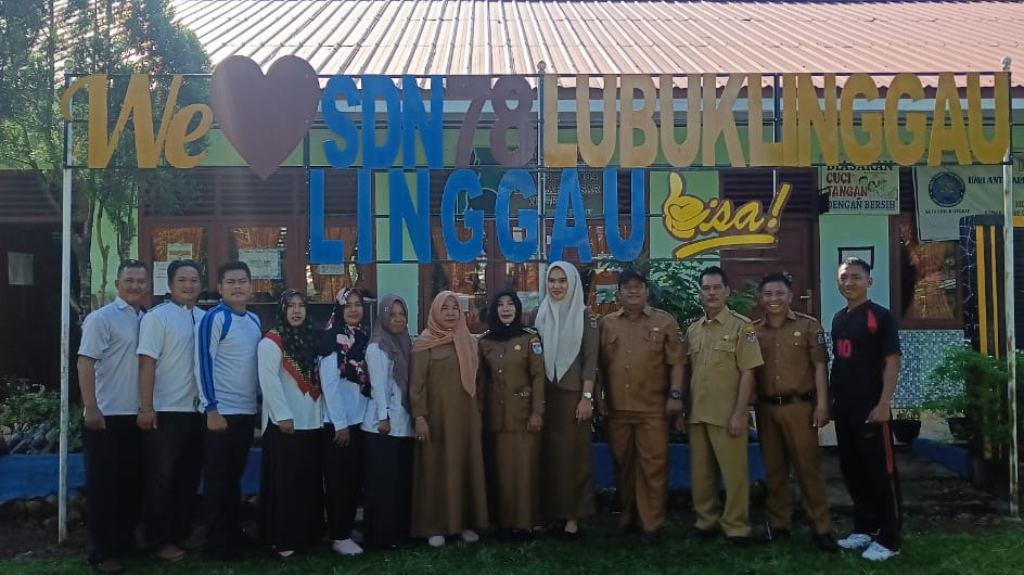 Foto bersama Kepala Sekolah, Guru, Staf, Penjaga dan Keamanan Sekolah SD Negeri 78 Lubuklinggau