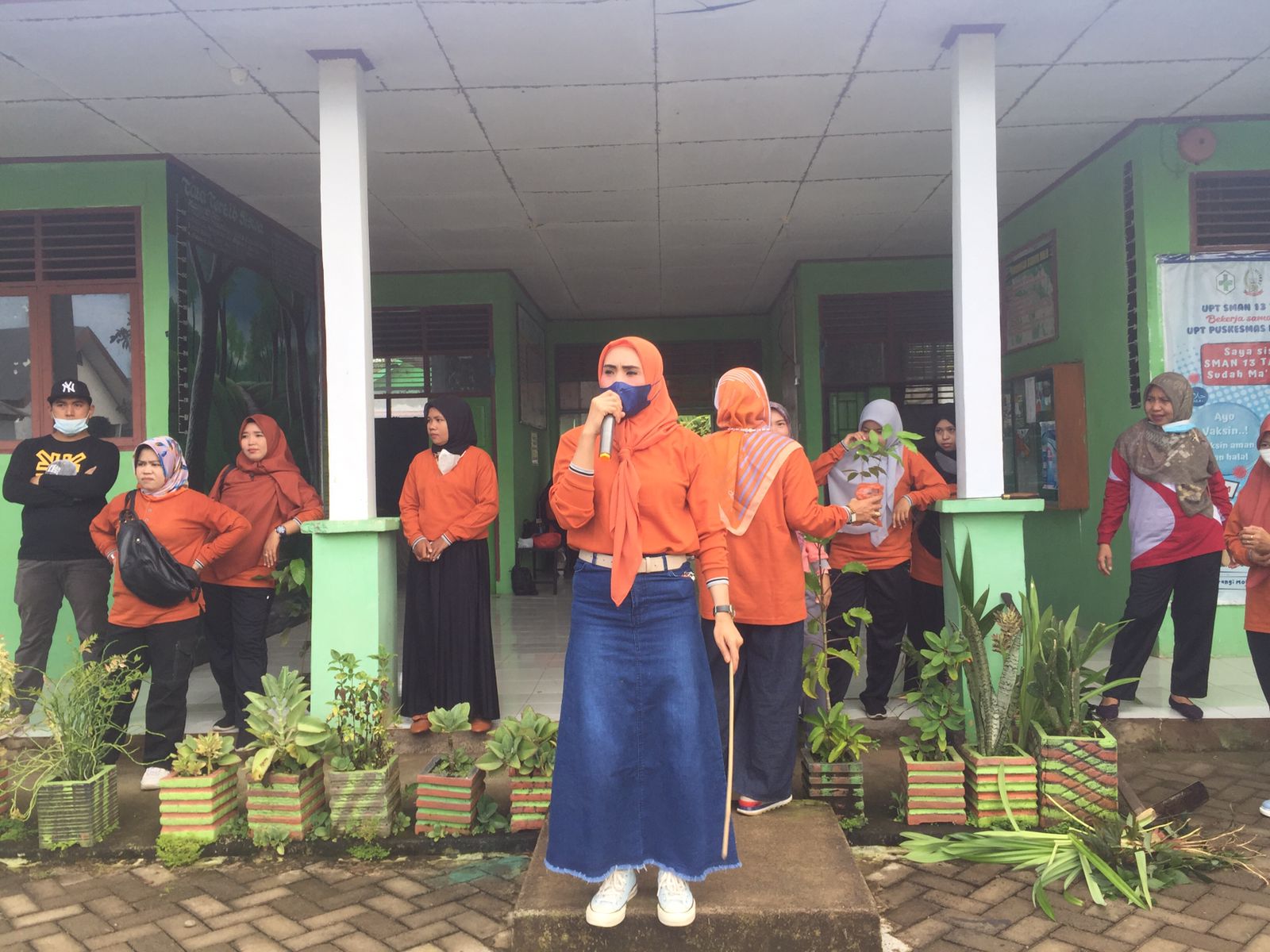 Penanaman Pohon Serentak oleh Kepala Sekolah, Guru dan Staf Di SMAN 13 Takalar