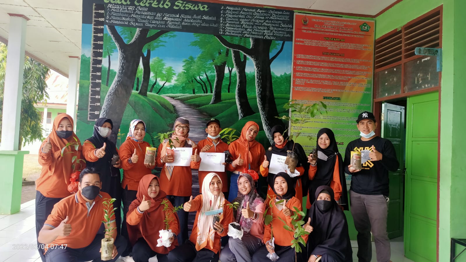 Penanaman Pohon Serentak oleh Kepala Sekolah, Guru dan Staf Di SMAN 13 Takalar
