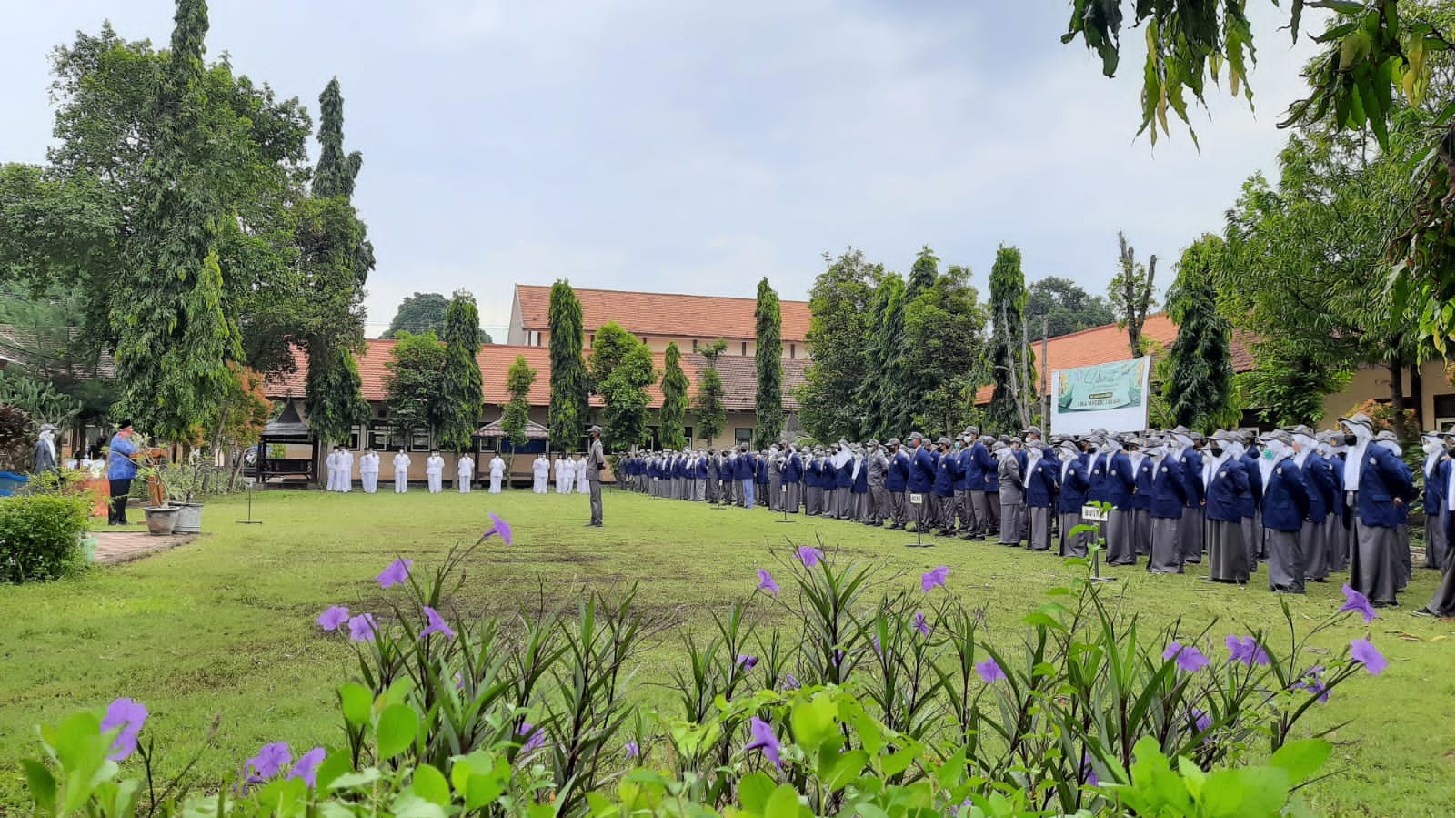 SEKOLAH BERKARAKTER