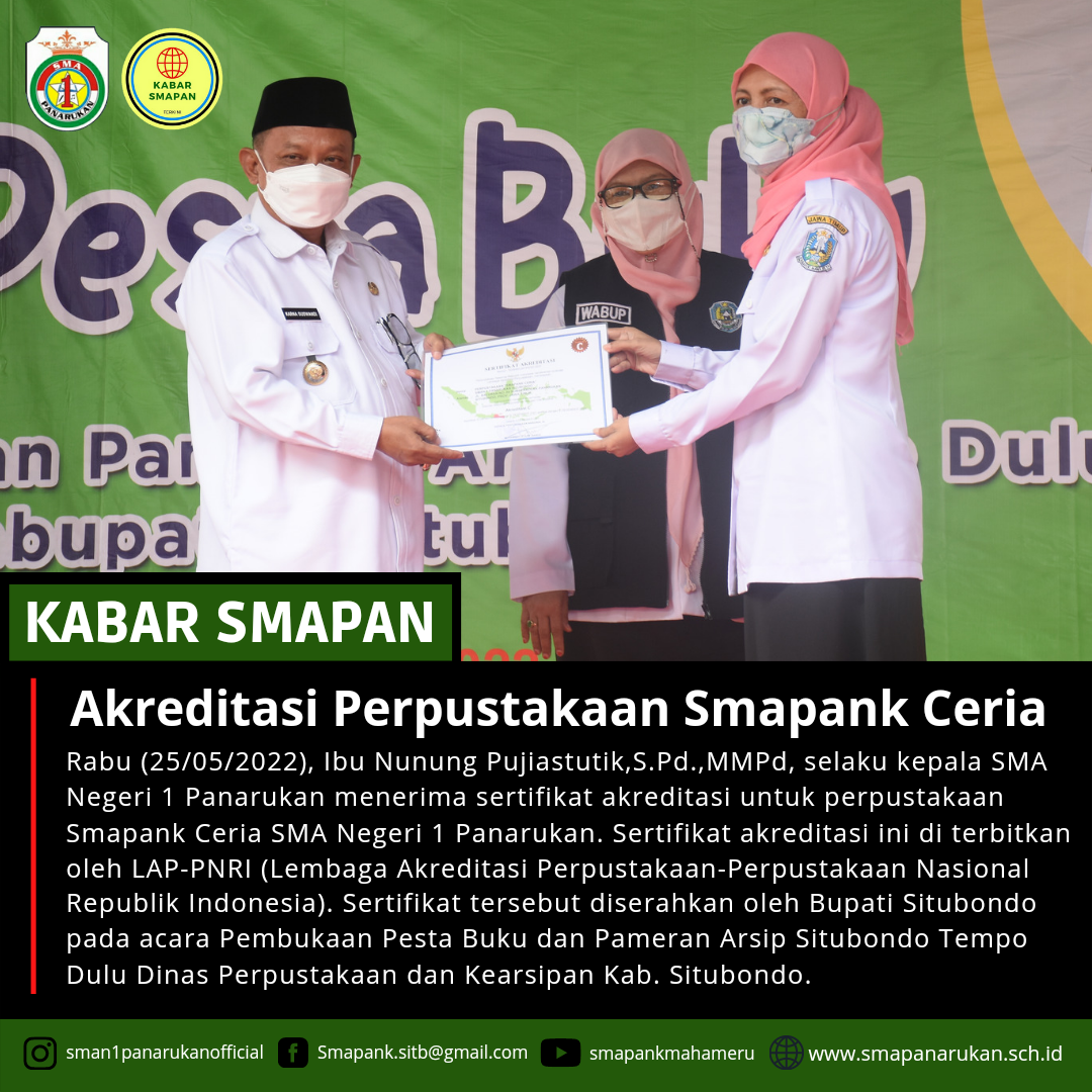 Kepala SMAN 1 Panarukan menerima Sertifikat Akreditasi Perpustakaan oleh Bapak Bupati Kabupaten Situbondo