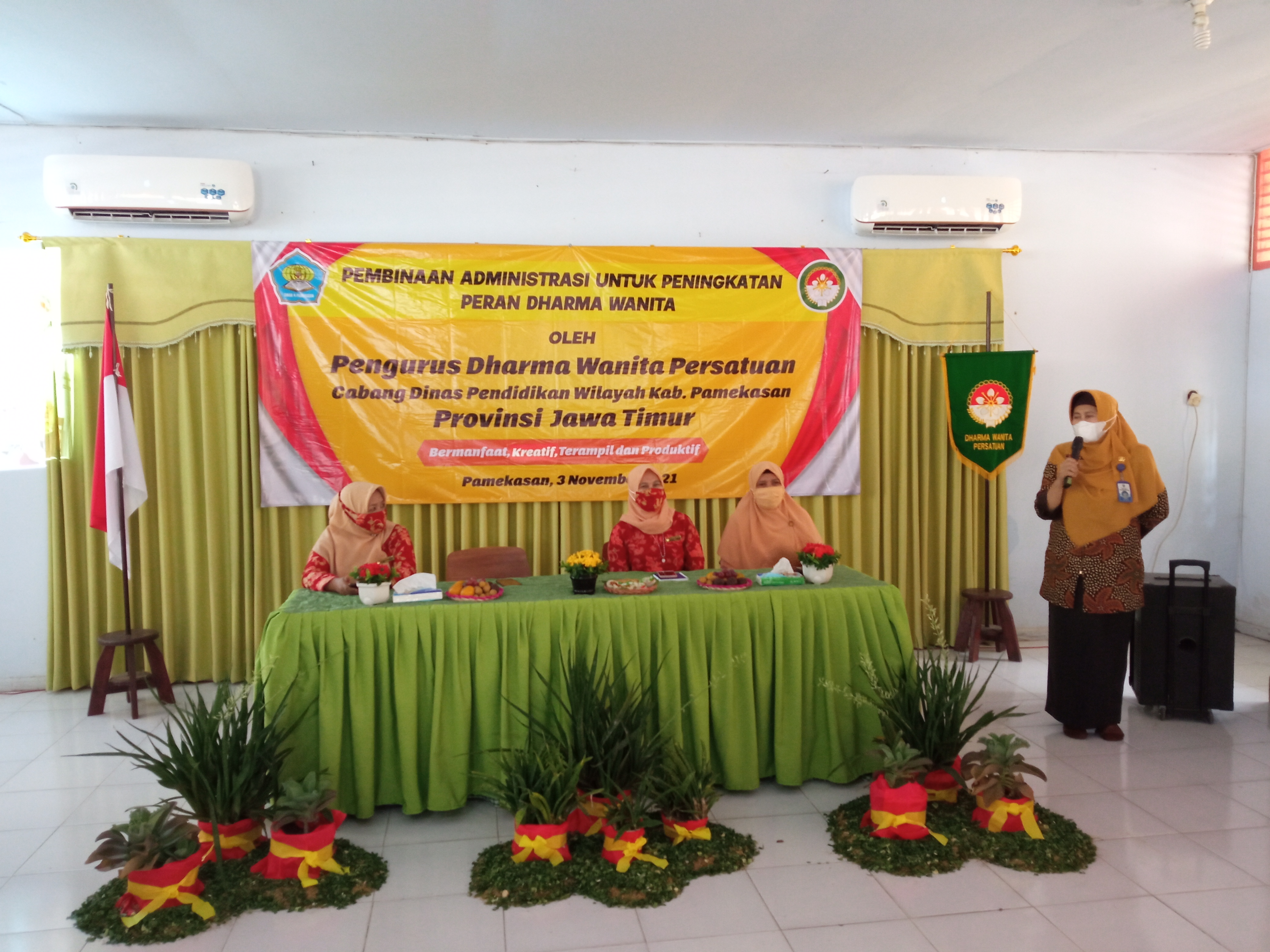 PEMBINAAN ADMINISTRASI MENINGKATKAN PERAN DHARMA WANITA SMAN 4 PAMEKASAN