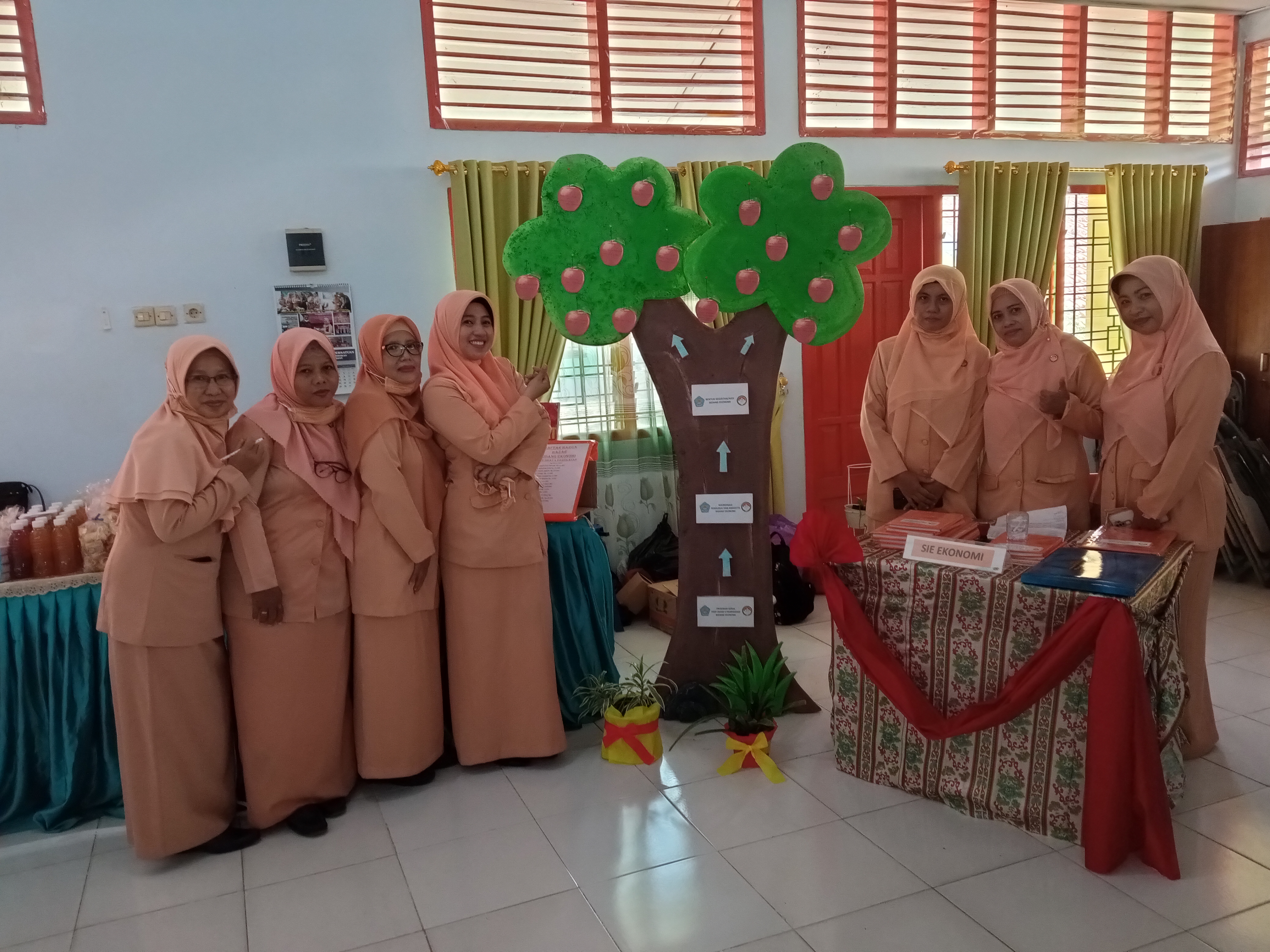 PEMBINAAN ADMINISTRASI MENINGKATKAN PERAN DHARMA WANITA SMAN 4 PAMEKASAN