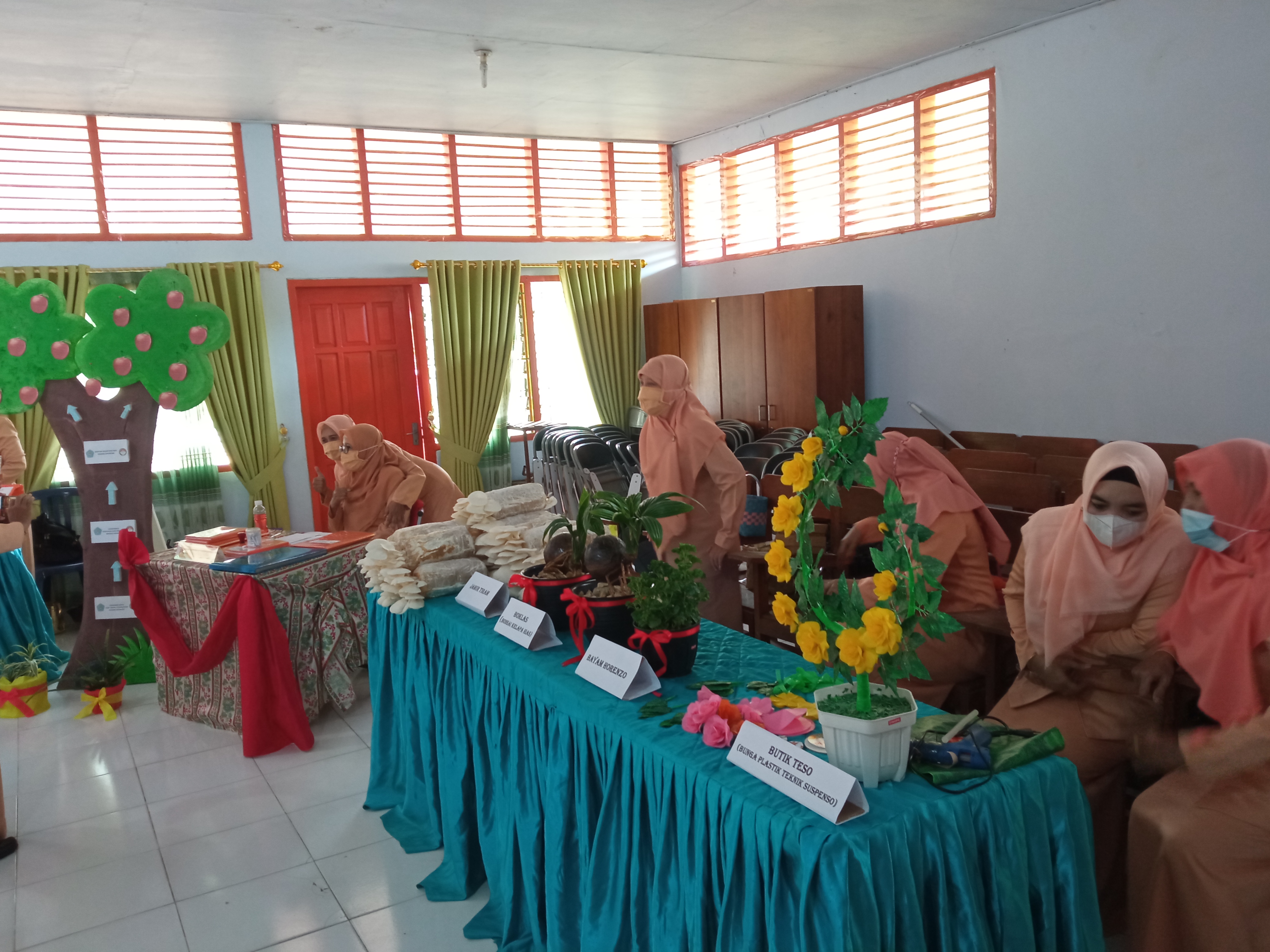 PEMBINAAN ADMINISTRASI MENINGKATKAN PERAN DHARMA WANITA SMAN 4 PAMEKASAN