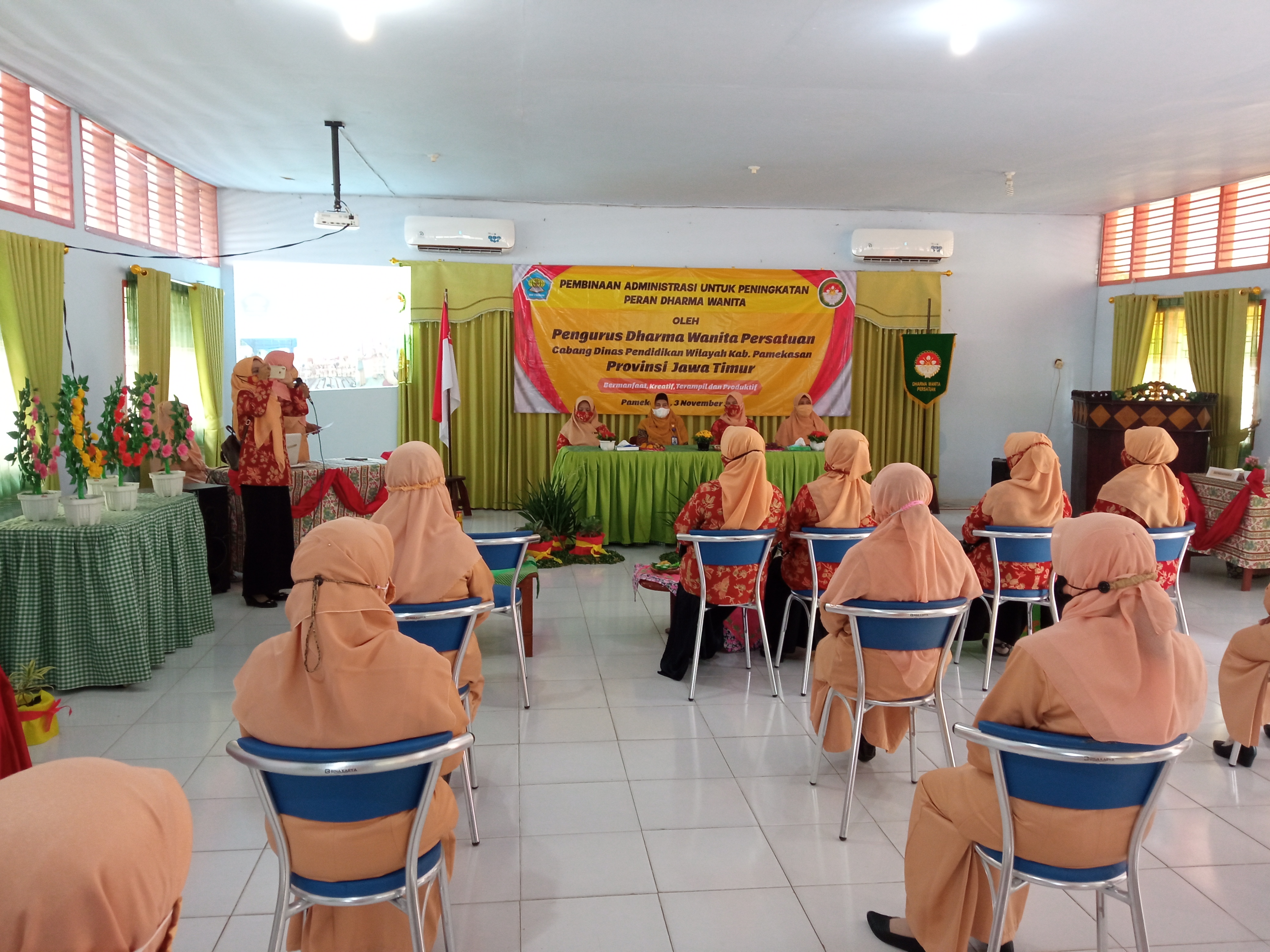 PEMBINAAN ADMINISTRASI MENINGKATKAN PERAN DHARMA WANITA SMAN 4 PAMEKASAN