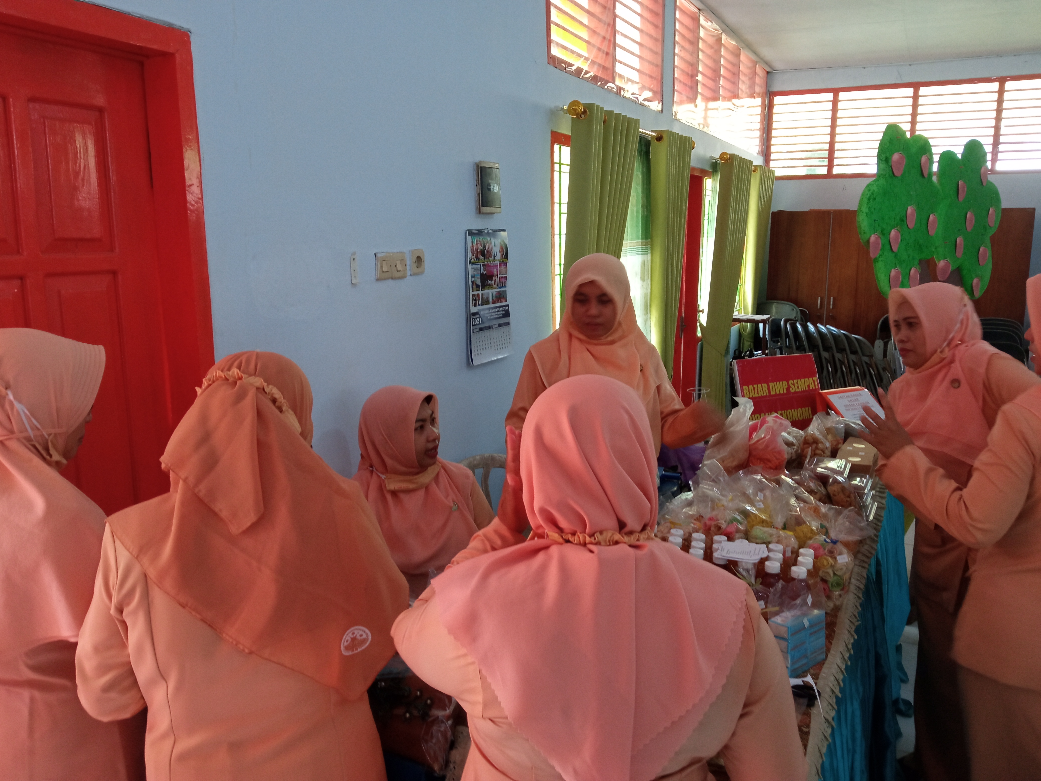PEMBINAAN ADMINISTRASI MENINGKATKAN PERAN DHARMA WANITA SMAN 4 PAMEKASAN