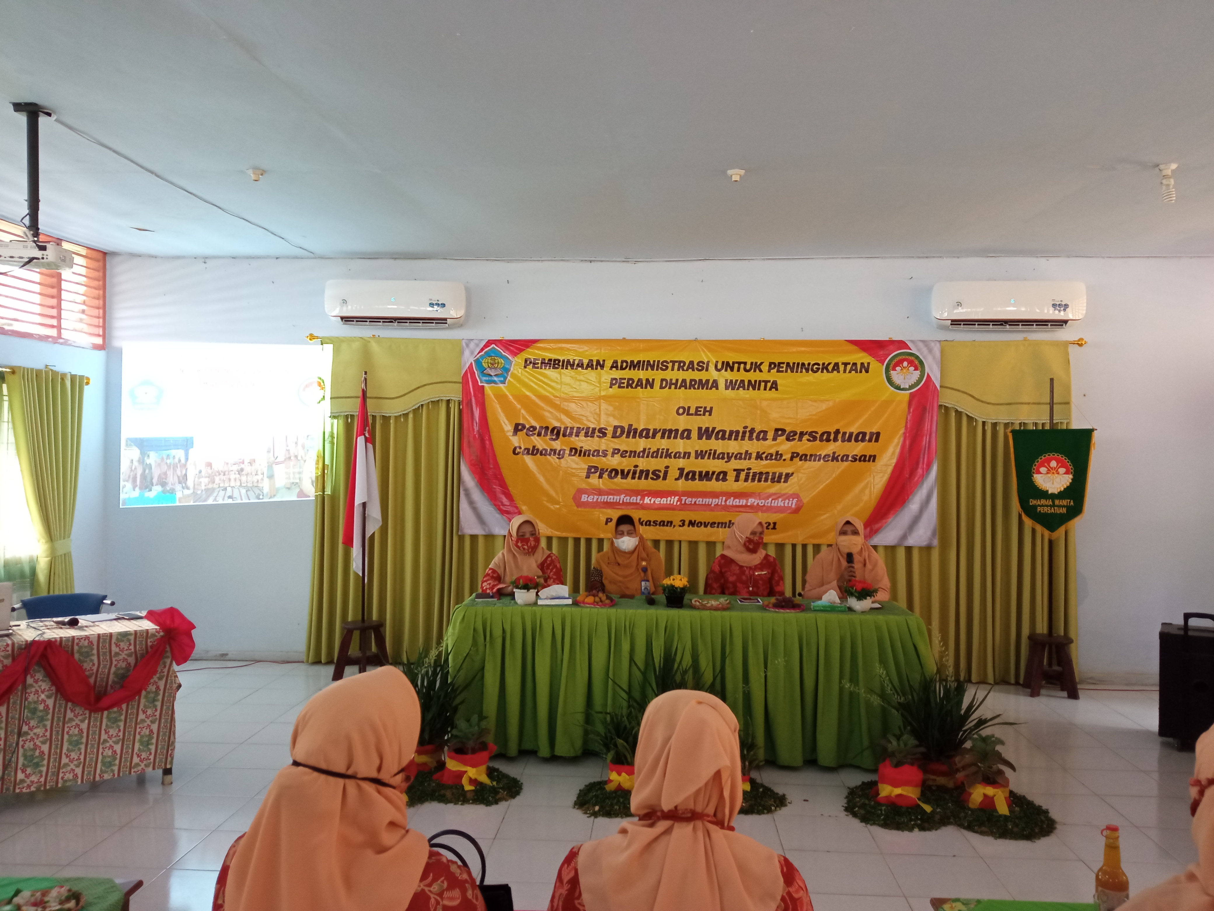 PEMBINAAN ADMINISTRASI MENINGKATKAN PERAN DHARMA WANITA SMAN 4 PAMEKASAN