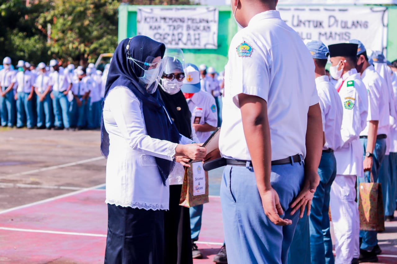 Pemberian Reward Siswa Berprestasi dan Lulus Perguruan tinggi