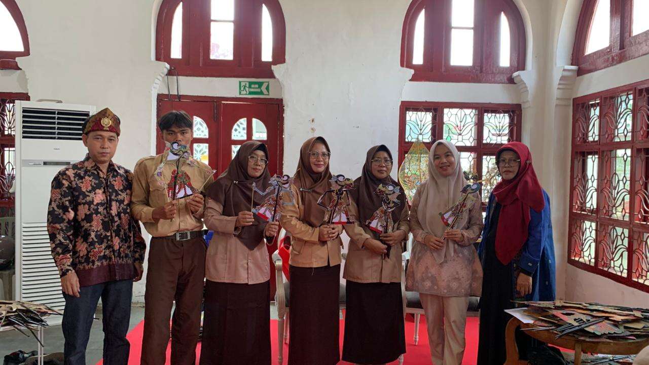 Murid SMA Gajah Mada 3 Palembang melakukan kegiatan Workshop Wayang di museum Sultan Mahmud Badaruddin II