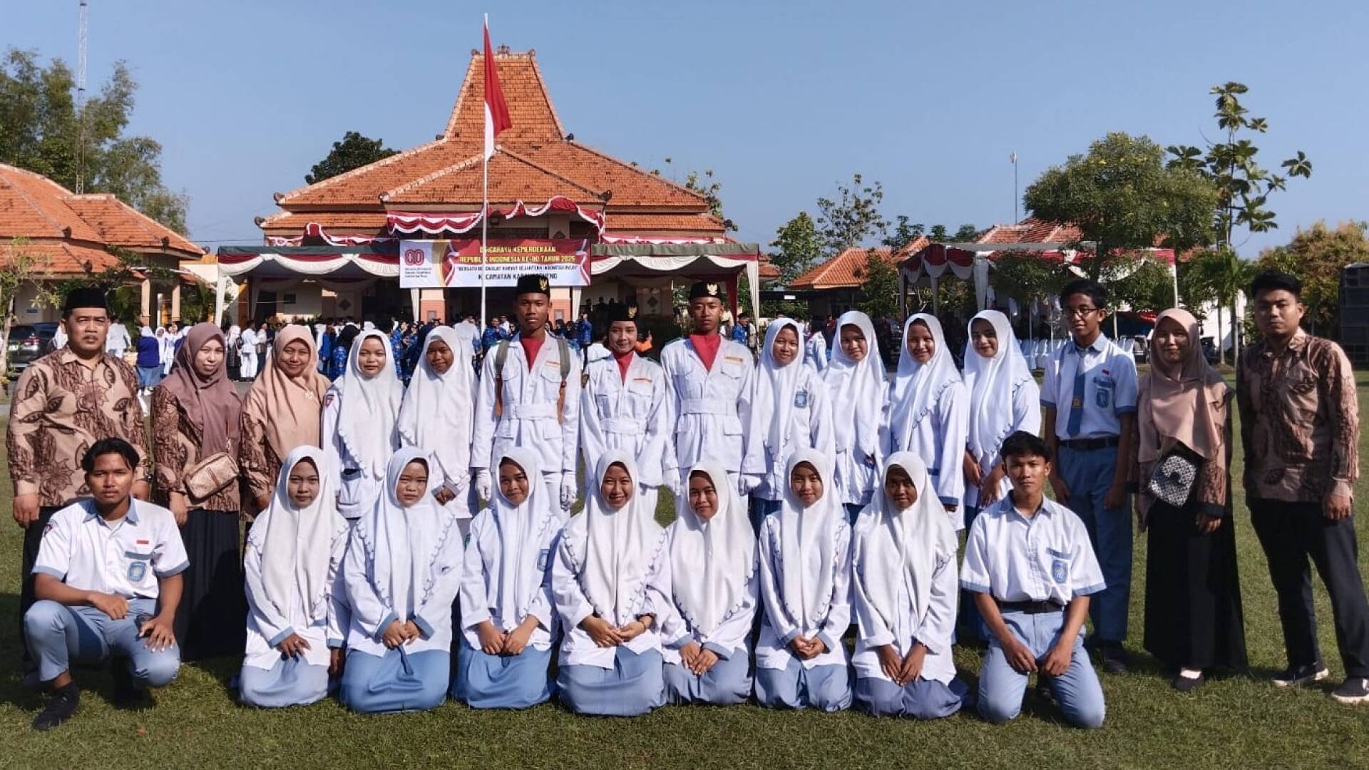 Siswa-siswi Pasukan Pengibar Bendera Merah Putih HUT RI 80