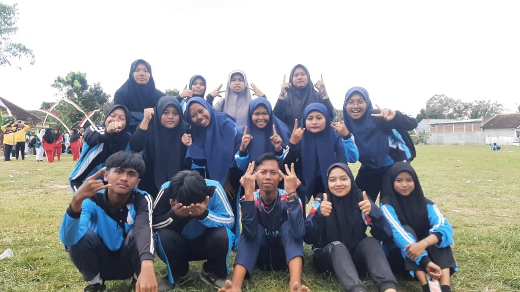 Kegiatan siswa siswi dalam mengikuti lomba Tarik Tambang antar sekolah