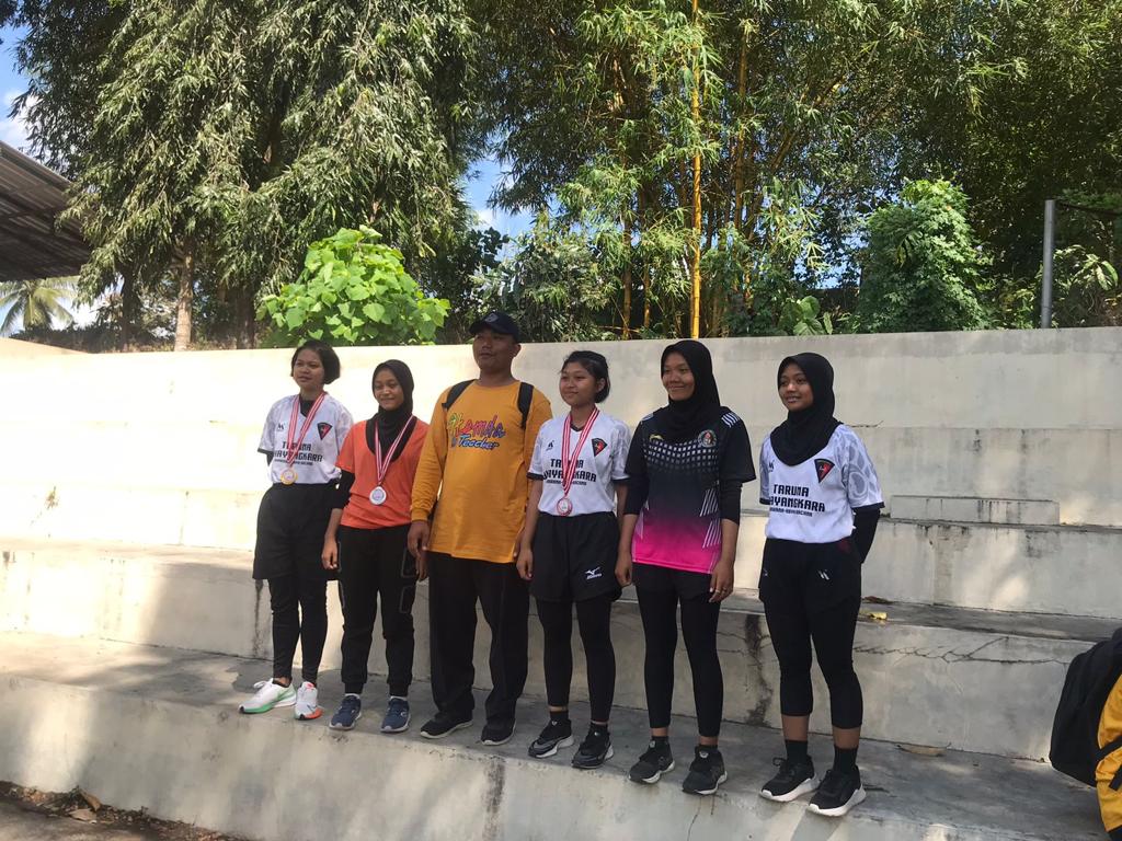 Pemenang Lari 100 M Putri SMA/SMK/MA se-Kecamatan Genteng