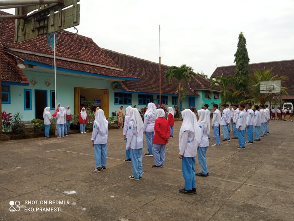 Kegiatan Upacara rutin hari Senin