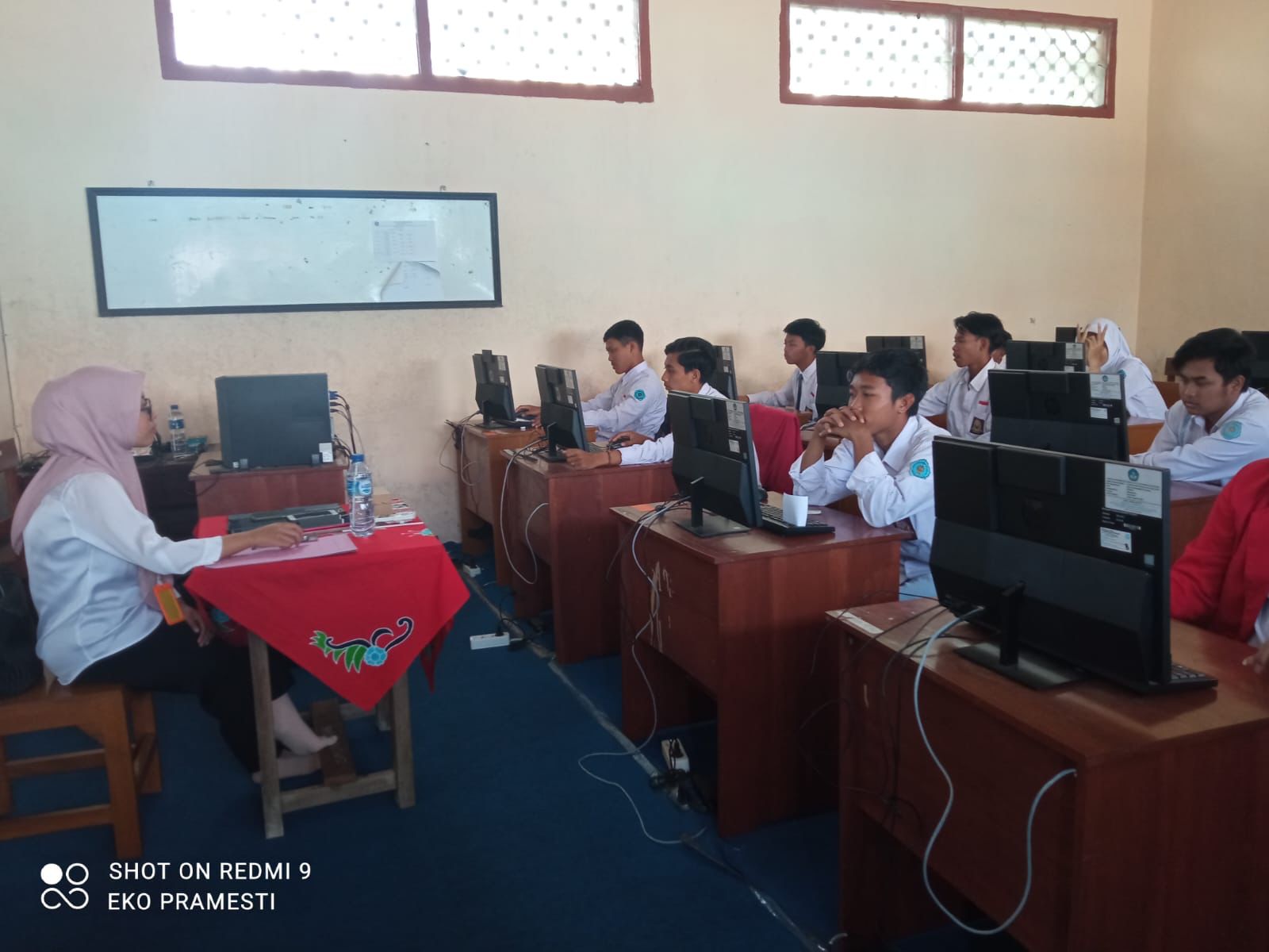 Kegiatan siswa siswi mengikuti ujian ANBK