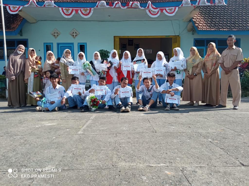 Pembagian Hadiah kepada siswa yang Menang Lomba