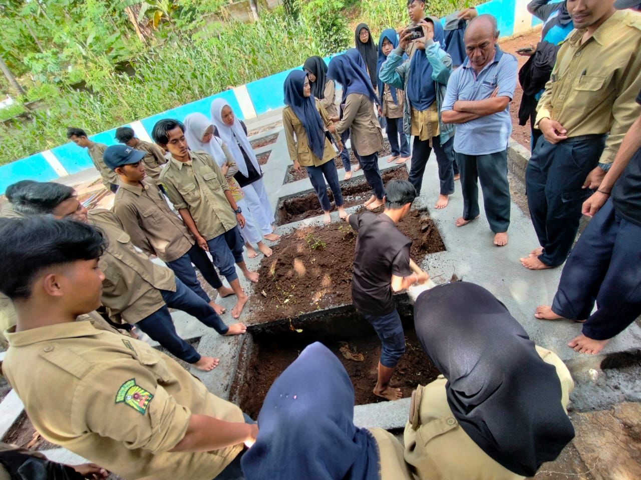 Kegiatan Outingclass Praktek Menguburkan Jenazah di RKM terdekat
