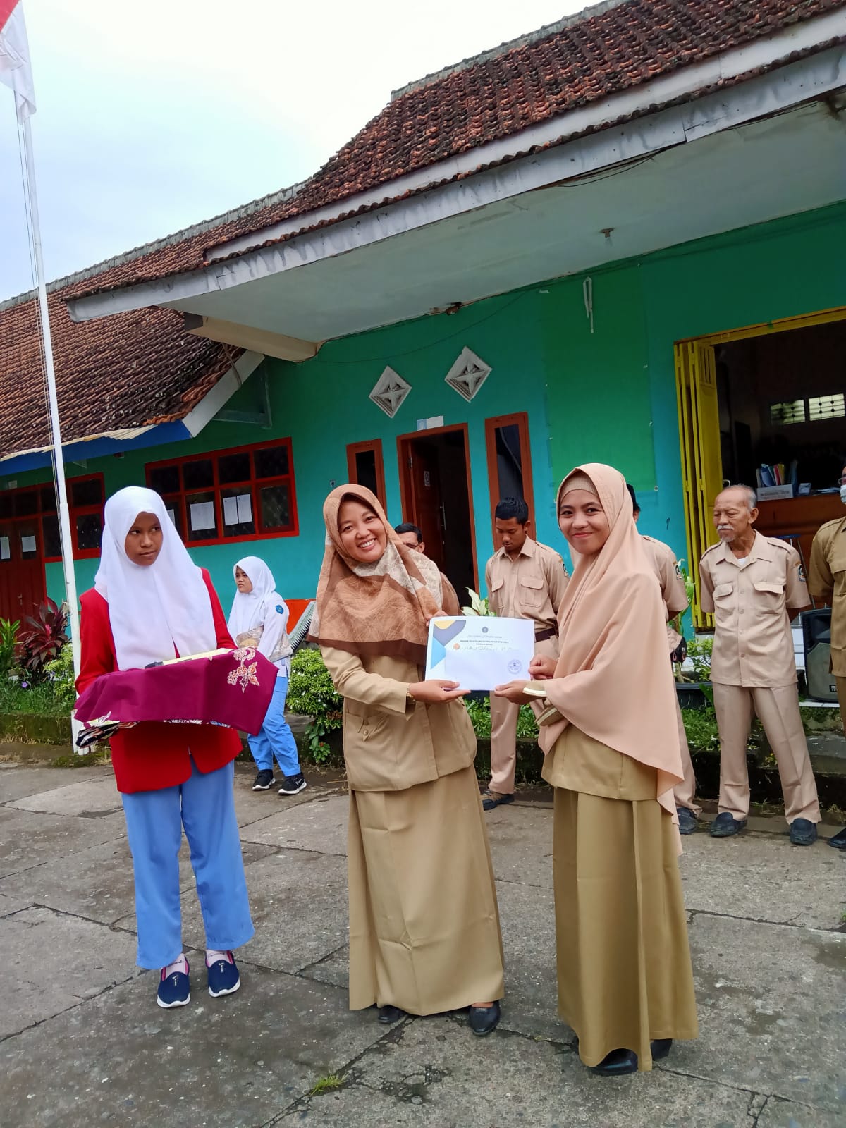 Pemberian Penghargaan Guru Terbaik Tahun 2023