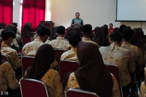 KEPALA SEKOLAH BERI ARAHAN KEPADA 142 SISWA ELIGIBLE