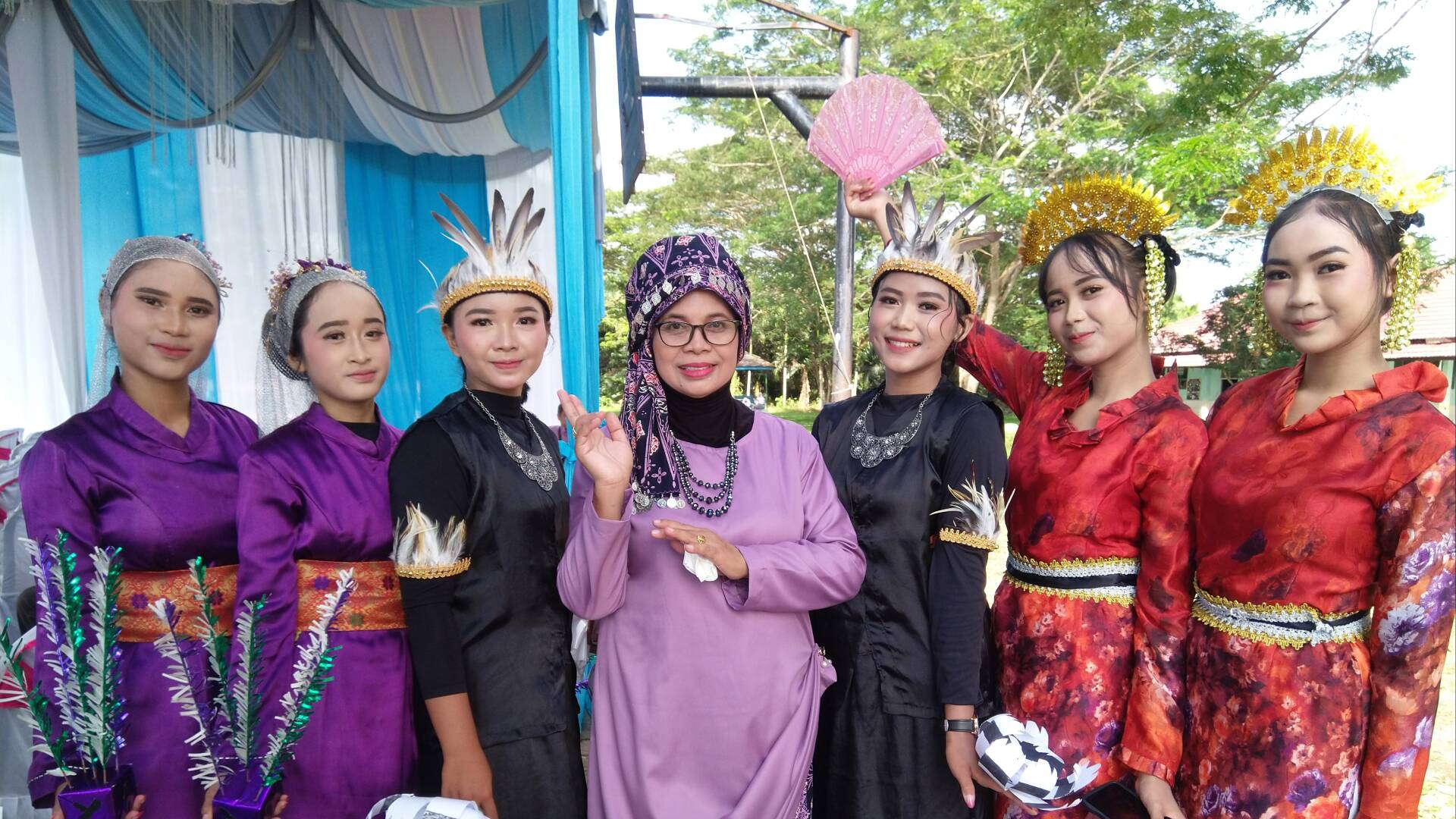 Dari kiri Angel, Rika, Laras Ibu fitri Kurniasih, S.Pd, Aliza, Rica, Diyah