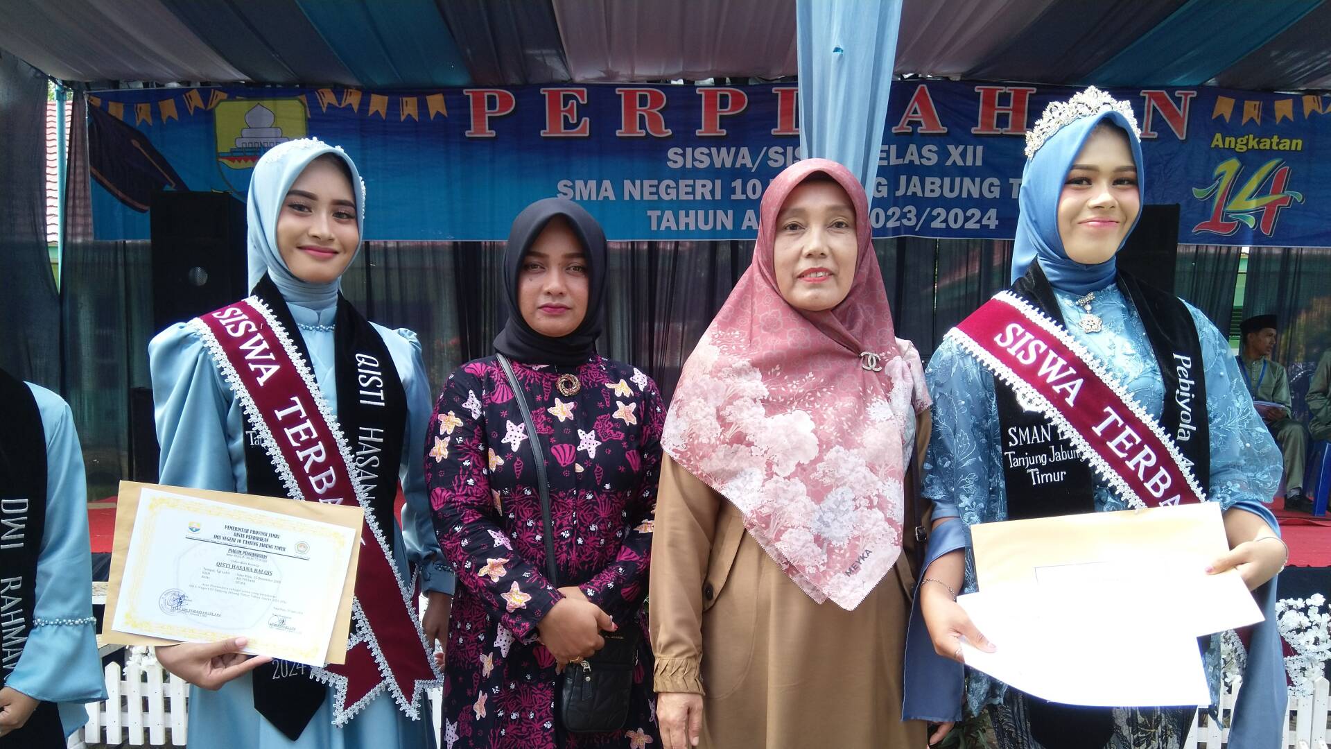 Lulusan Terbaik dari IPA Qisti Hasana Balqis (kiri) dan dari IPS Pebiyola Anggelina (kanan)