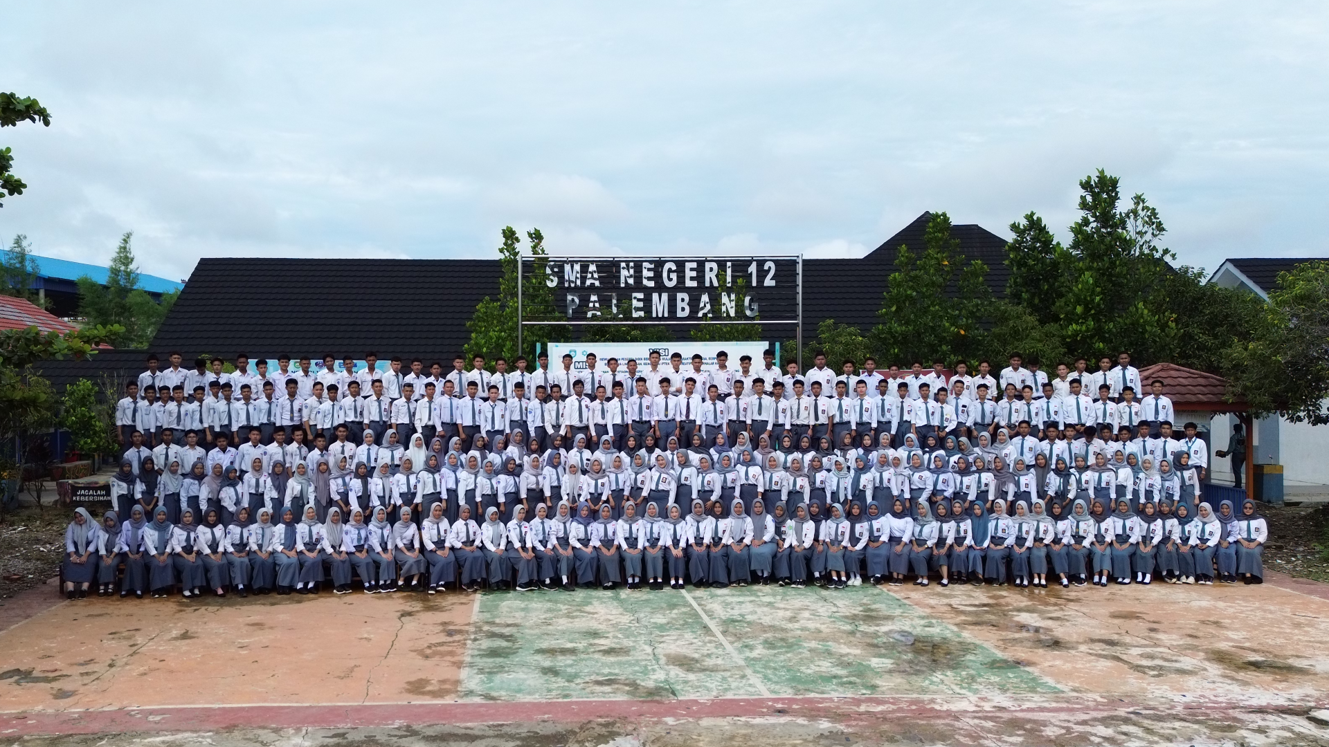 SISWA SISWI KELAS XII SMAN 12 PALEMBANG TAHUN 2024/2025