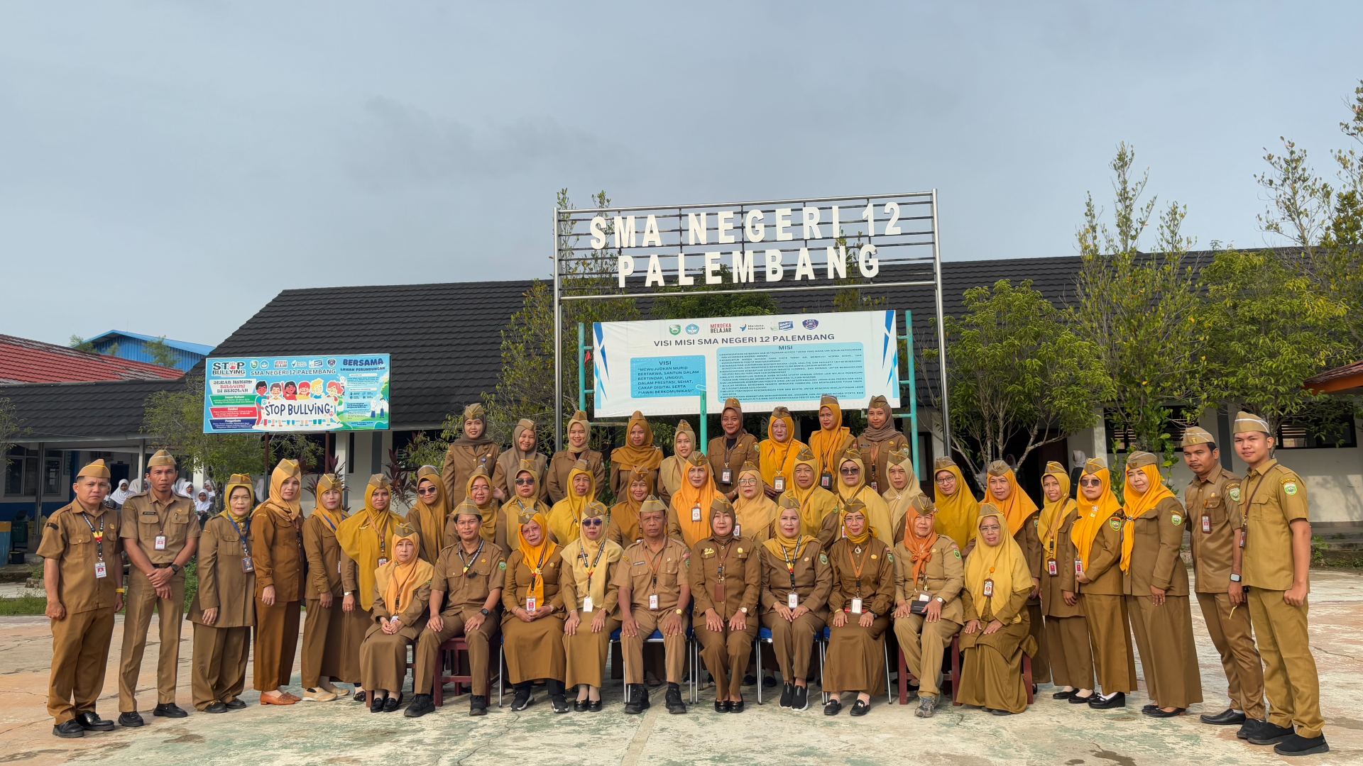 Guru dan Pegawai SMAN 12 Palembang