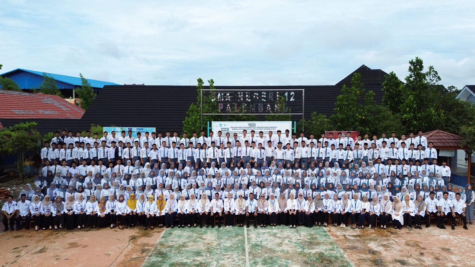 GURU & SISWA SISWI KELAS XII SMAN 12 PALEMBANG TAHUN 2024/2025