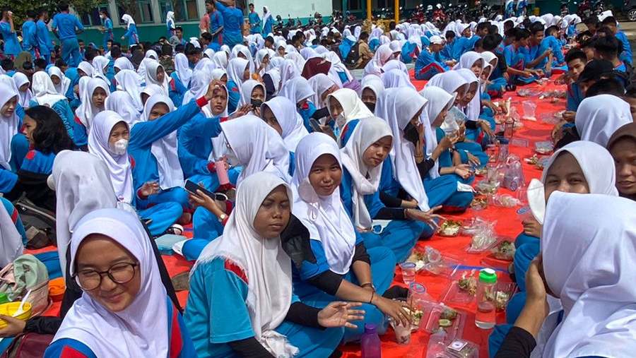 Makan Bersama SiswaSiswi SMAN 12 Palembang