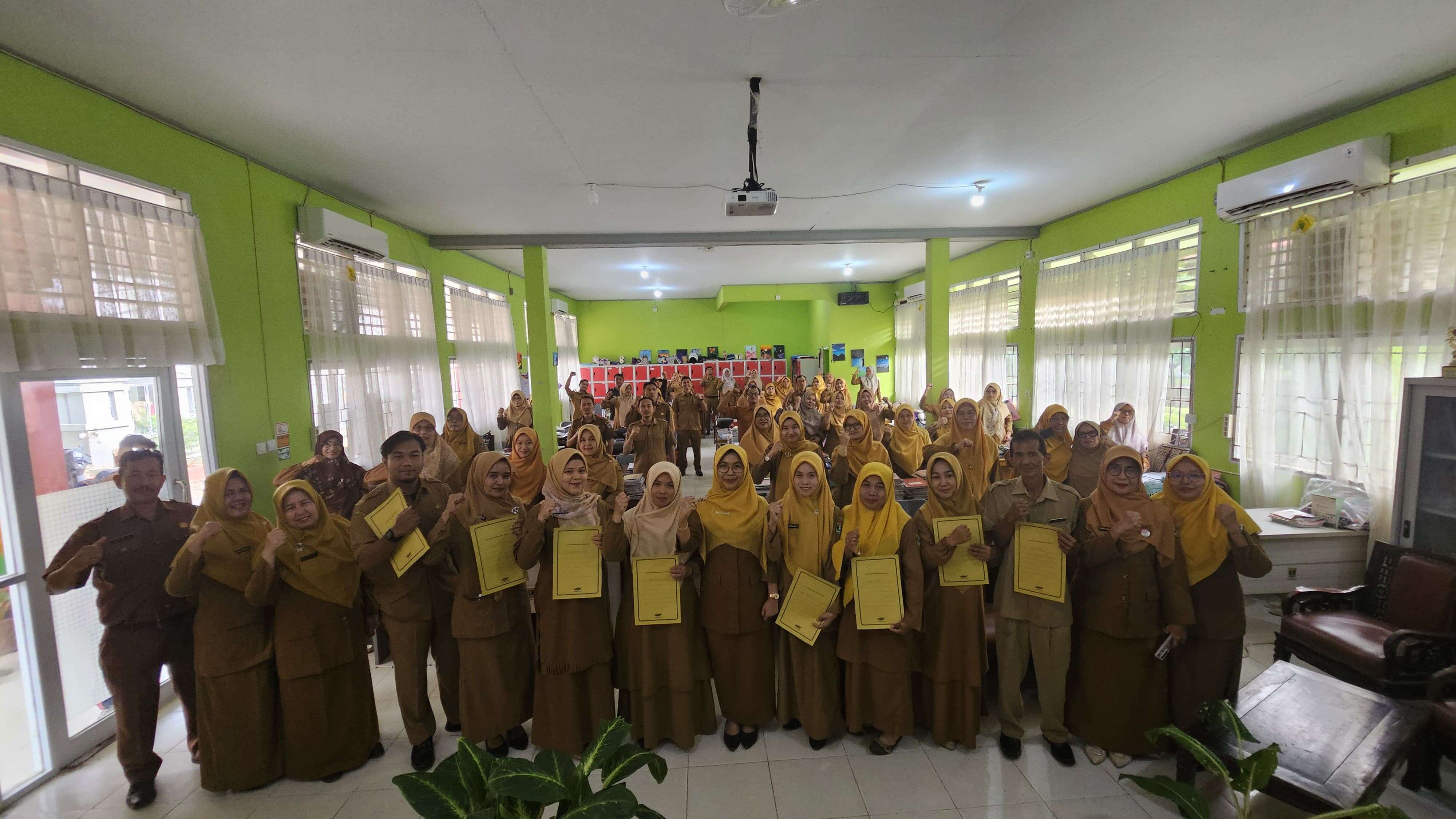 Penyerahan SPMT untuk Guru dan TU PPPK Paruh Waktu