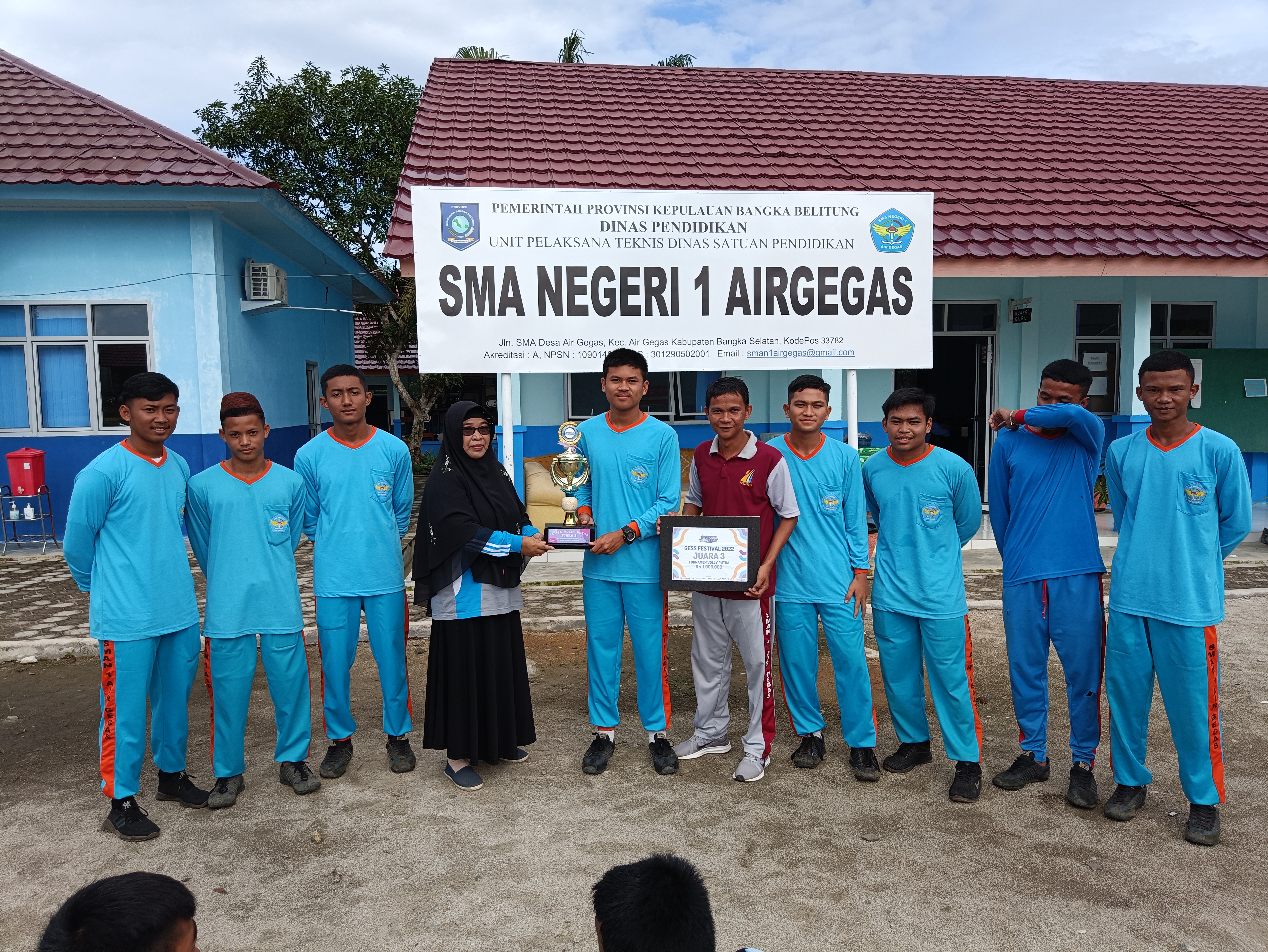 Serah Terima Hadiah Pemenang liga voli Putra