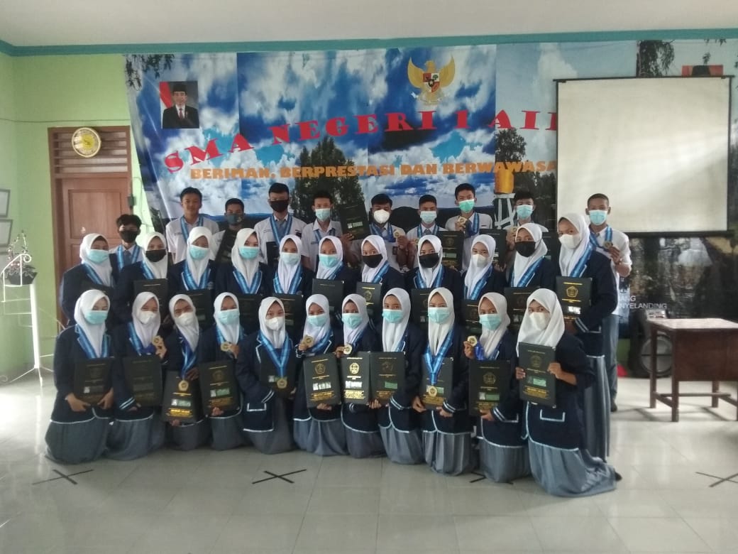 siswa/siswi SMA N 1 AIR GEGAS LULUS 100%