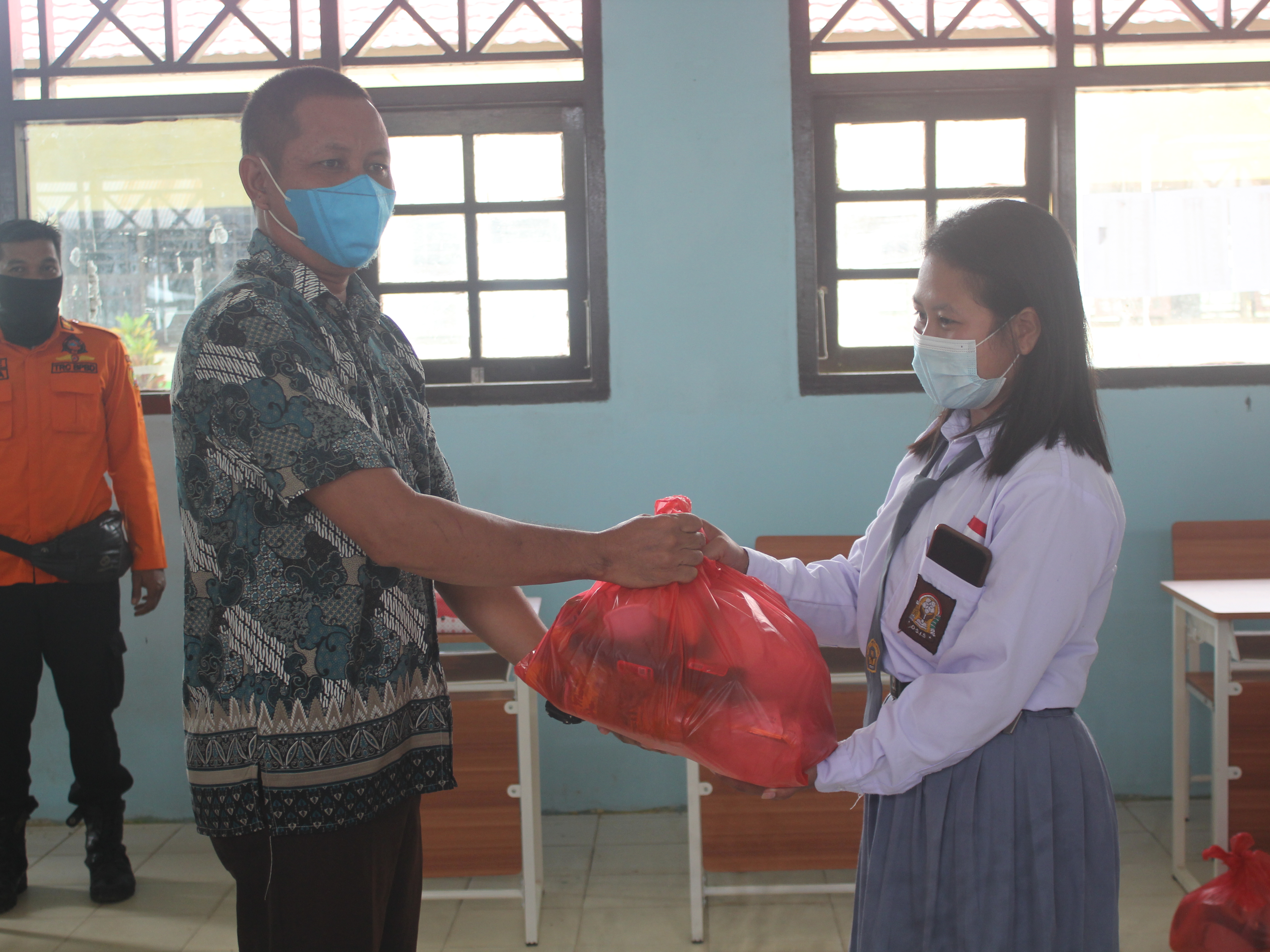 KEGIATAN PENYERAHAN BANTUAN SEMBAKO KEPADA SISWA DAN GURU TERDAMPAK BANJIR