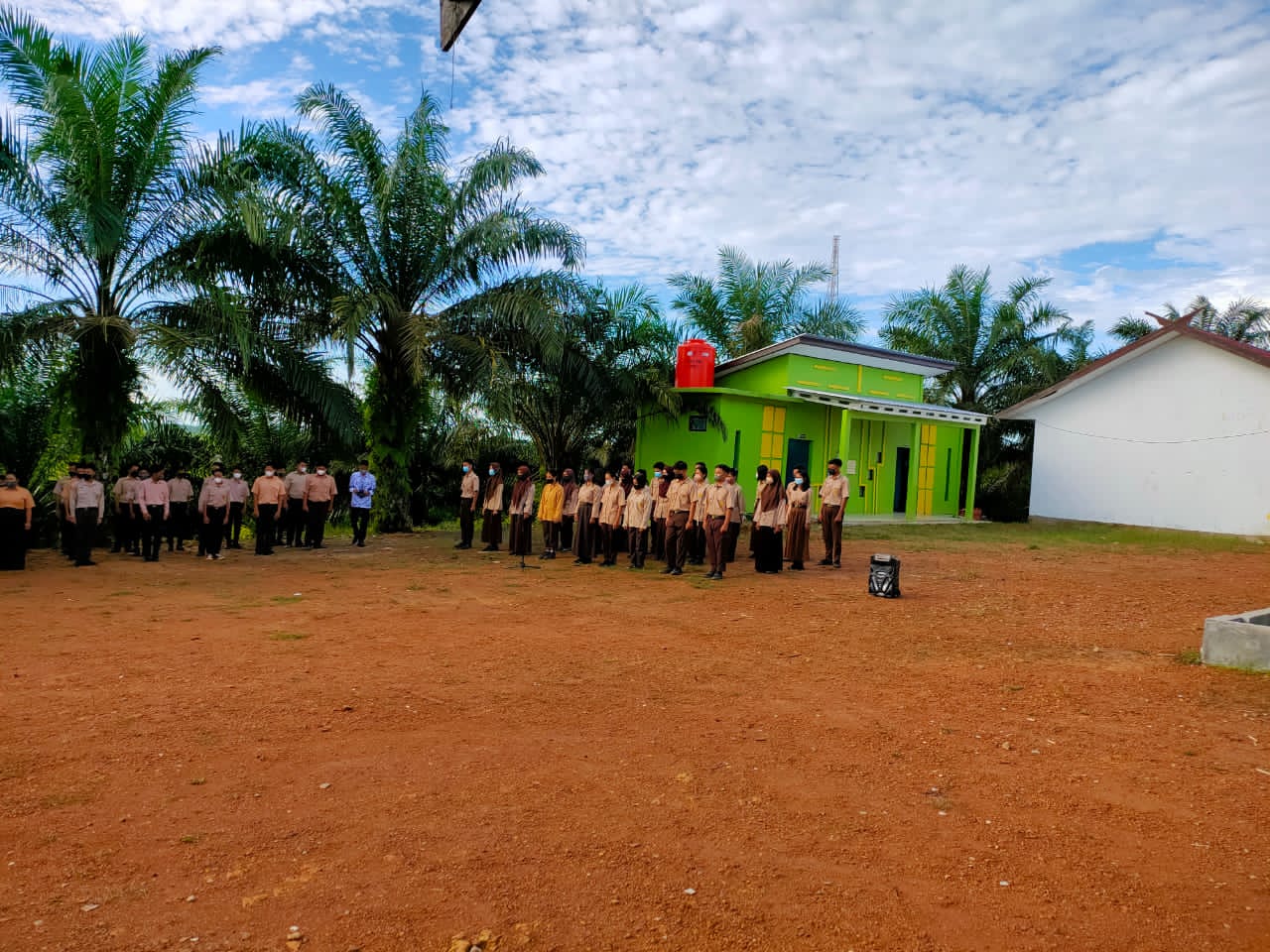 KEGIATAN UPACARA MEMPERINGATI HUT PGRI KE 76