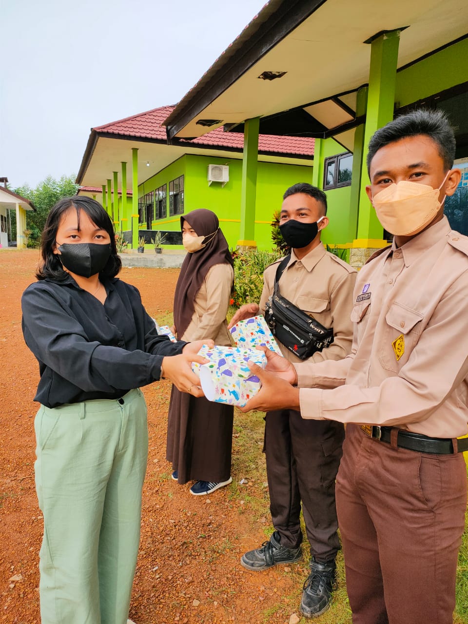 PENYERAHAN HADIAH KEGATAN CLASS MEETING