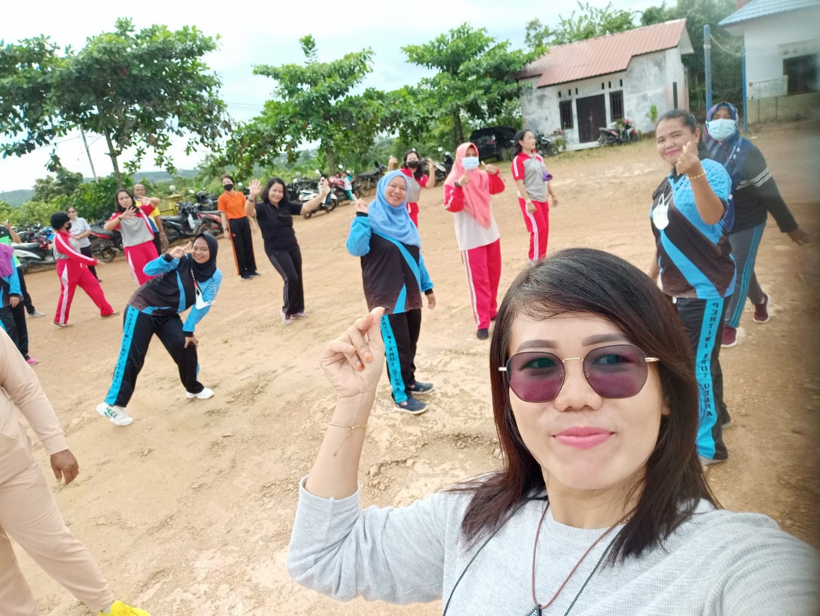 KEGIATAN SENAM BERSAMA DI HALAMAN KANTOR CAMAT ARUT UTARA