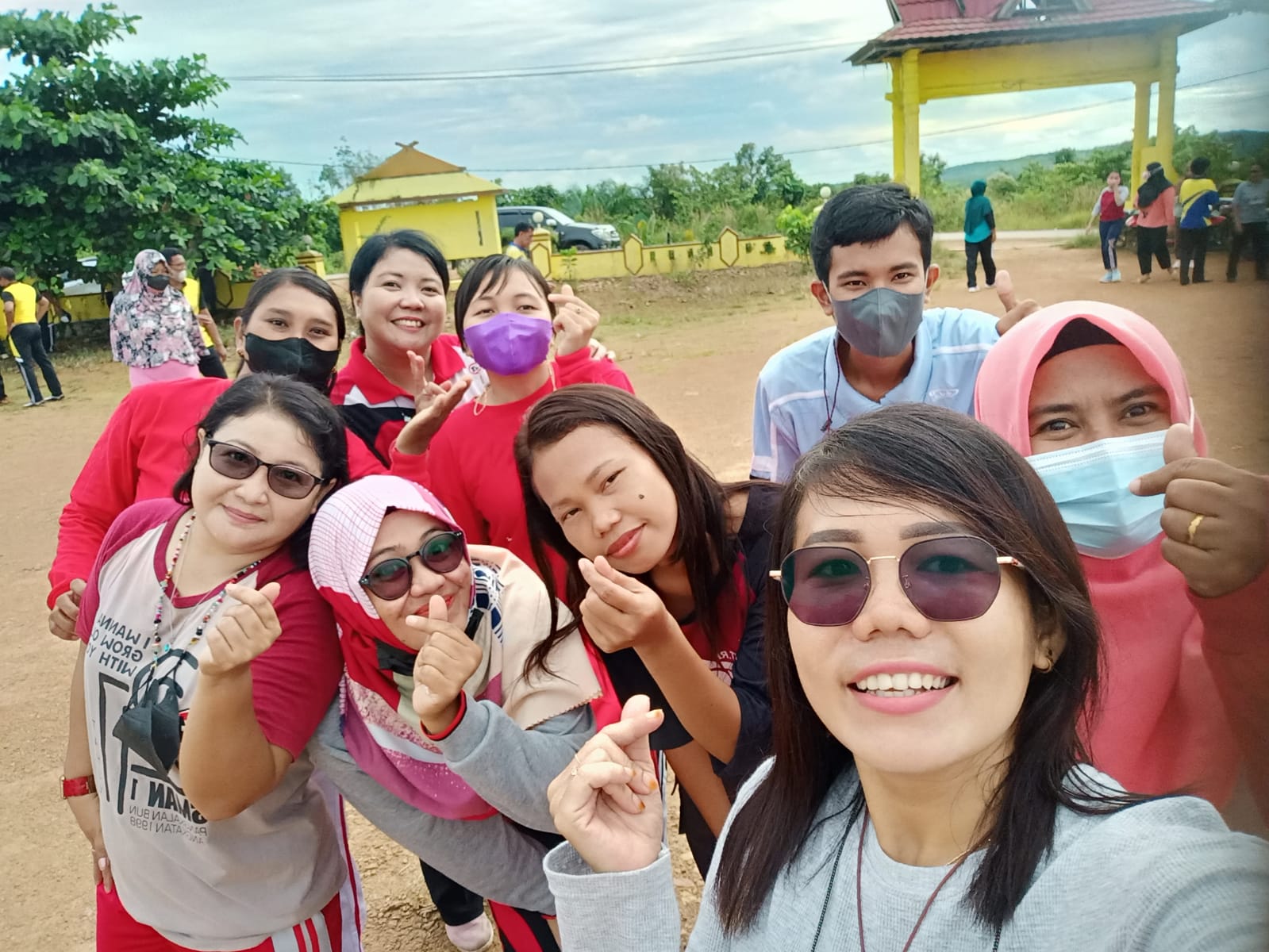 KEGIATAN SENAM BERSAMA DI HALAMAN KANTOR CAMAT ARUT UTARA