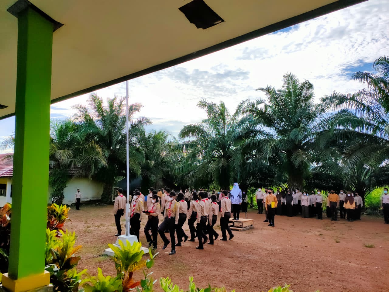 KEGIATAN UPACARA MEMPERINGATI HUT PGRI KE 76
