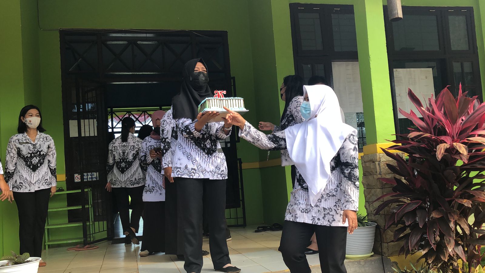 PERAYAAN HUT PGRI KE 76 DI SMAN 1 ARUT UTARA