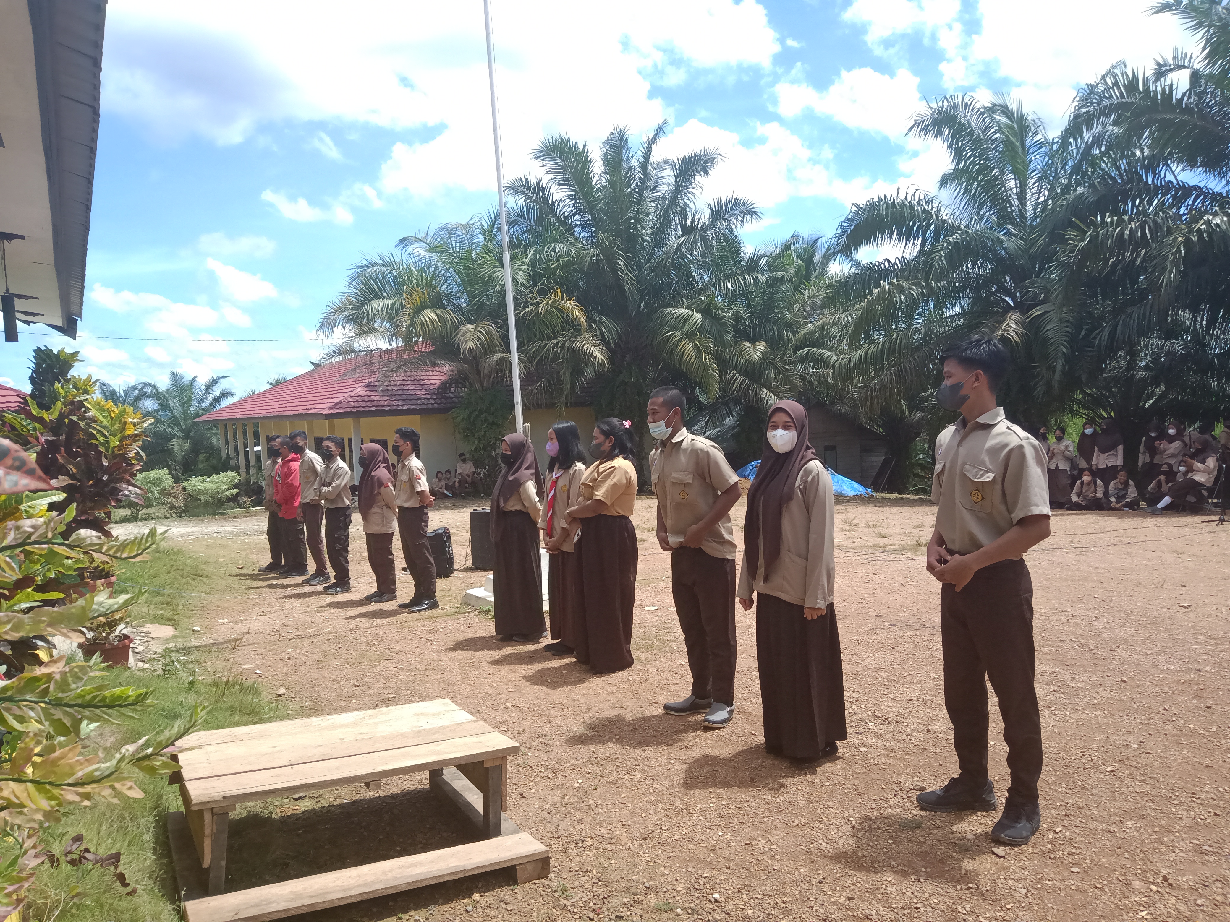 KEGIATAN LOMBA MEMPERINGATI HUT PGRI KE 76