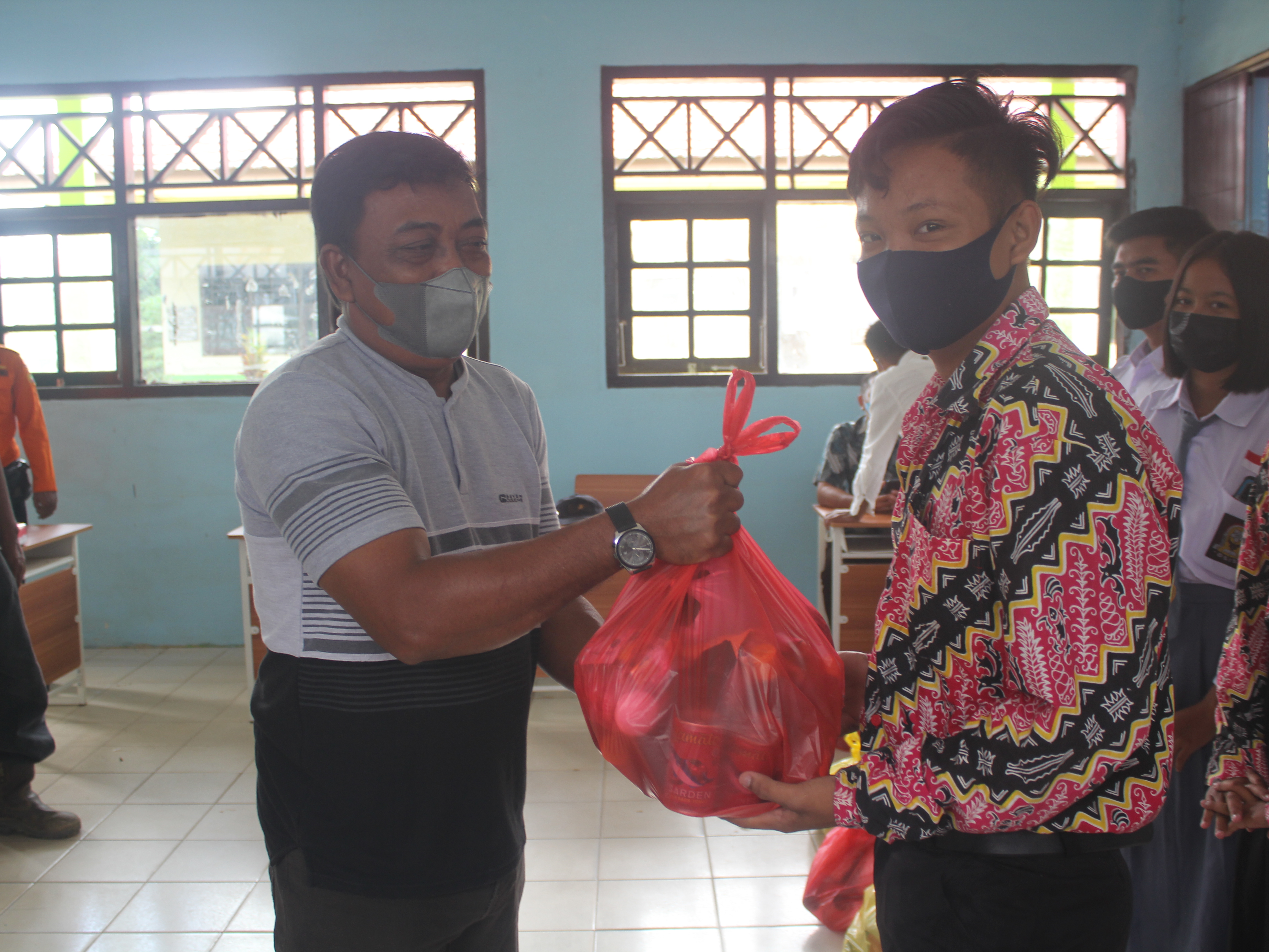 KEGIATAN PENYERAHAN BANTUAN SEMBAKO KEPADA SISWA DAN GURU TERDAMPAK BANJIR