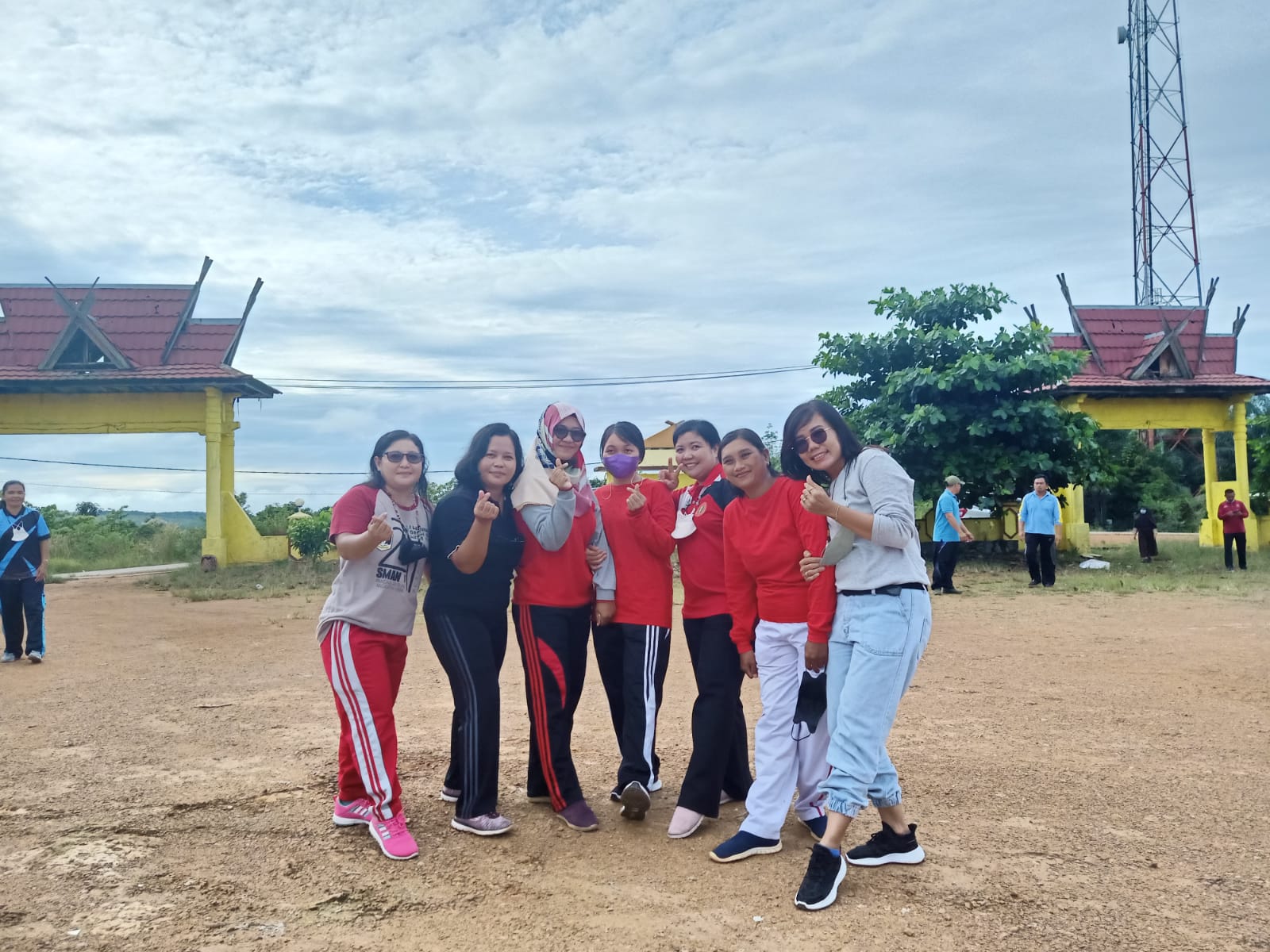 KEGIATAN SENAM BERSAMA DI HALAMAN KANTOR CAMAT ARUT UTARA