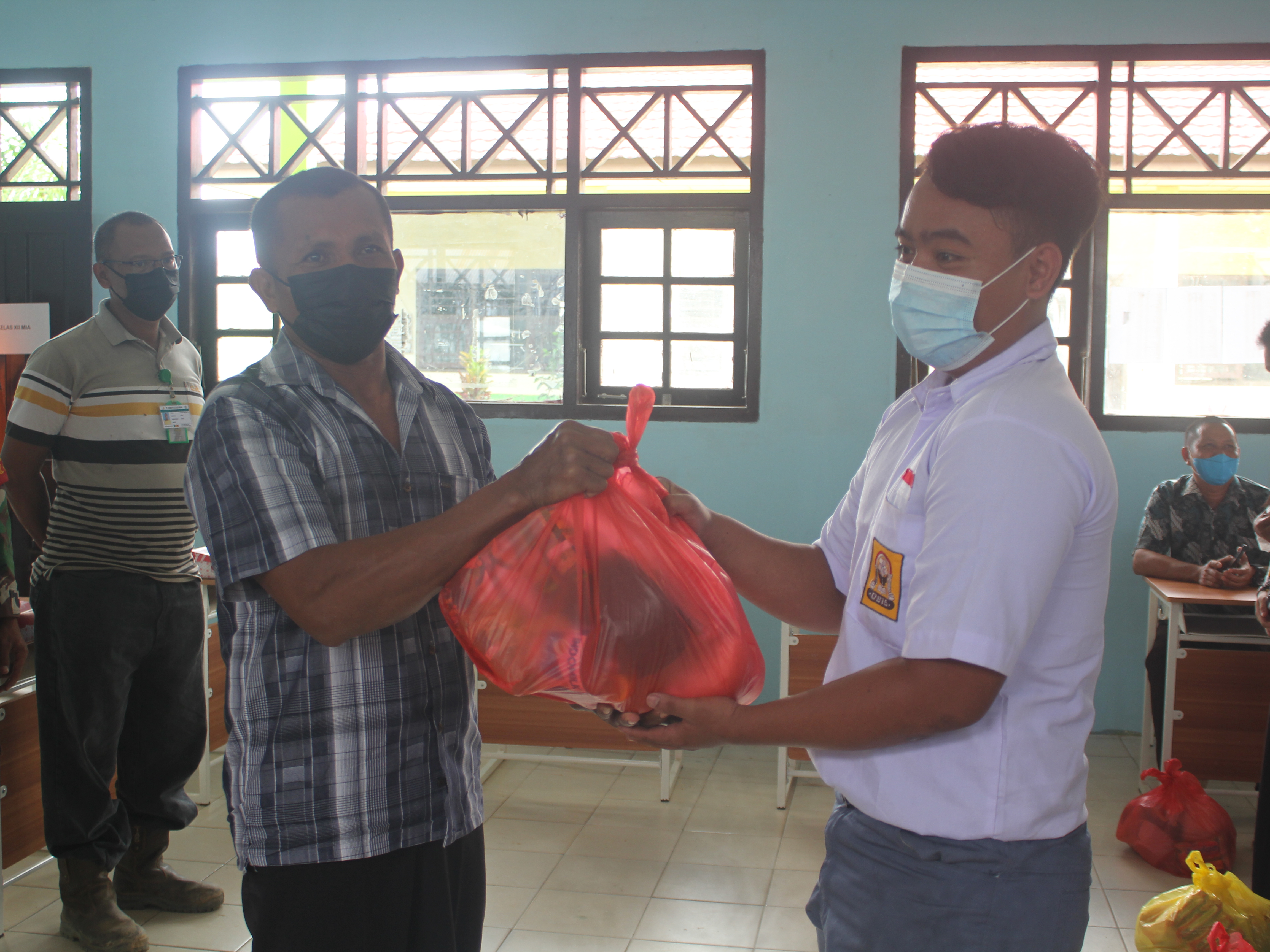 KEGIATAN PENYERAHAN BANTUAN SEMBAKO KEPADA SISWA DAN GURU TERDAMPAK BANJIR
