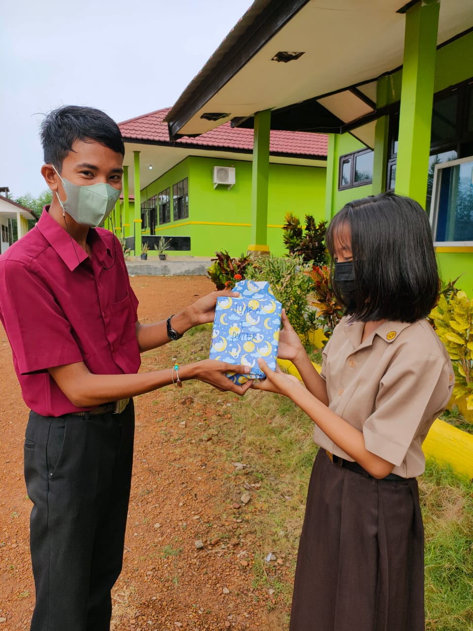 PENYERAHAN HADIAH KEGATAN CLASS MEETING